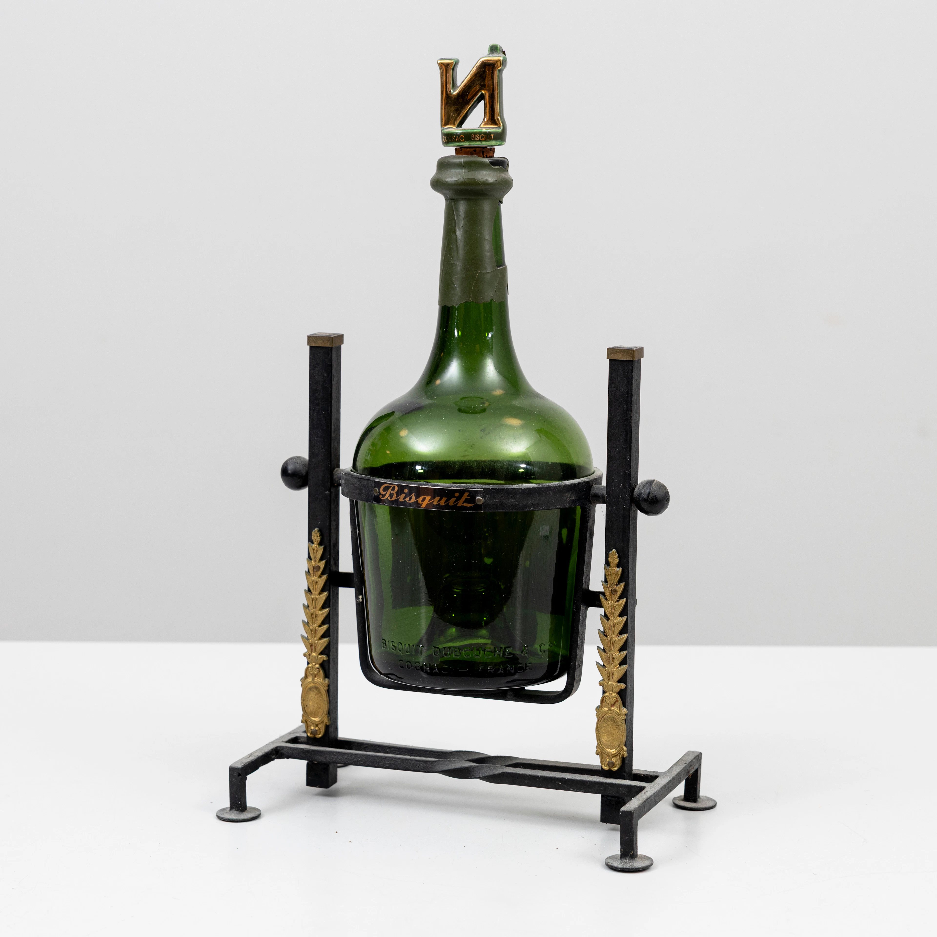 FLASKA, glas samt STÄLLNING, gjutjärn och PROPP i keramik, Cognac