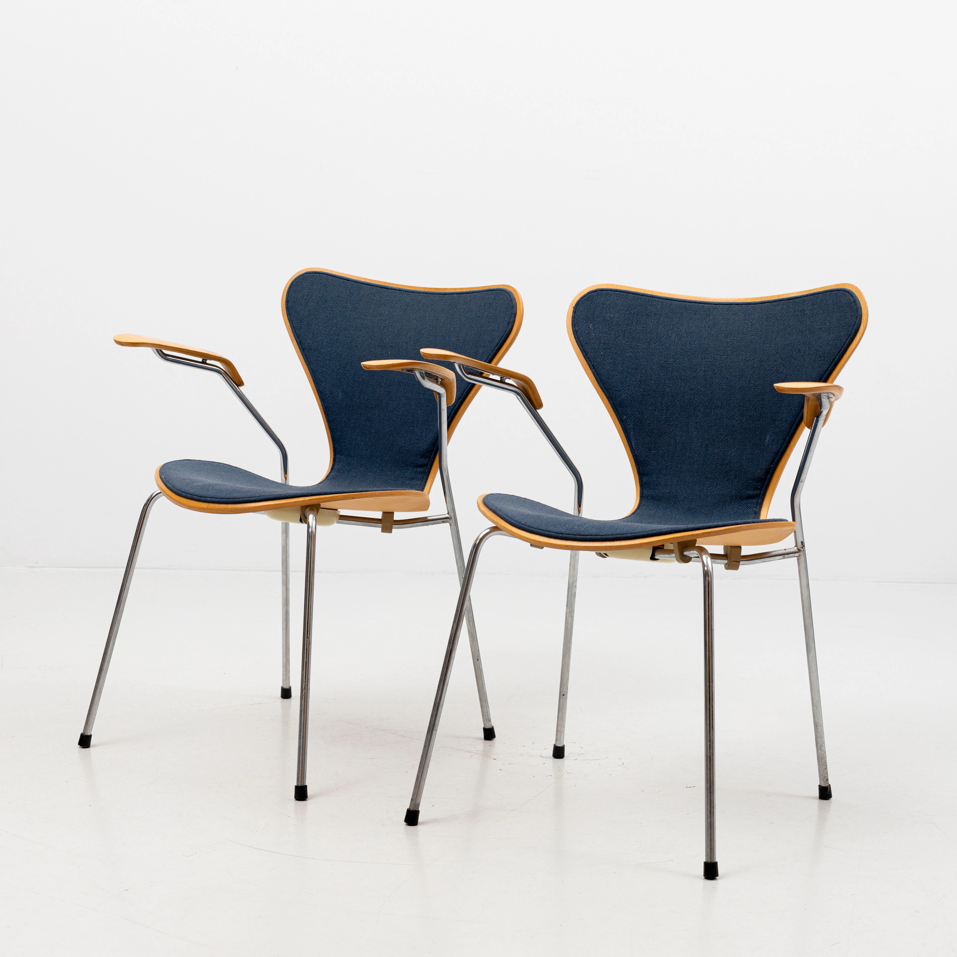 ARNE JACOBSEN. Karmstolar, ett par, "Sjuan", för Fritz Hansen 1981.