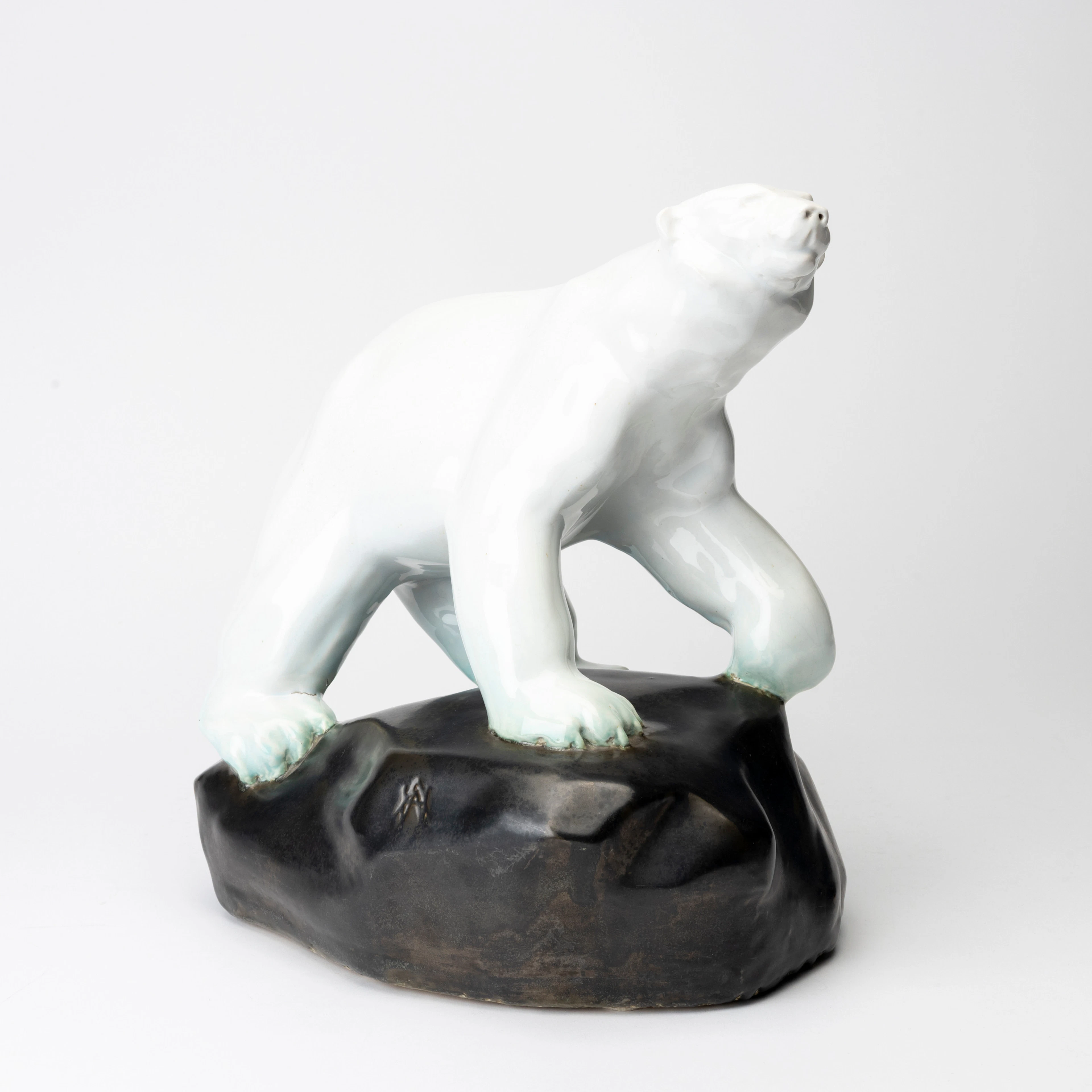 WÄINÖ AALTONEN. TILLSKRIVEN. Figurin, Isbjörn, porslin, monogramsignerad.