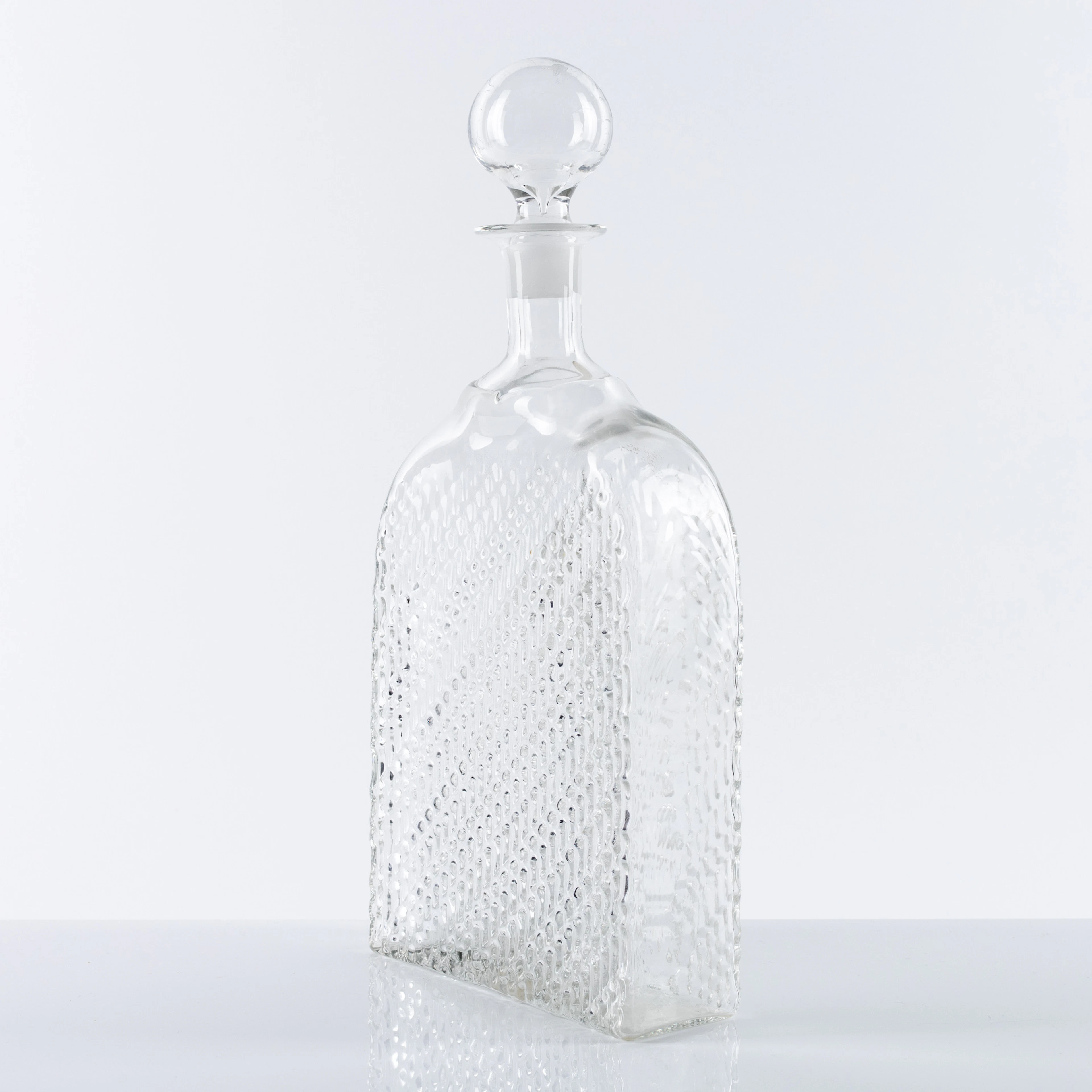 ANNY STILL. karaff med propp, "Flindari" glas, etikettmärkt, Riihimäen