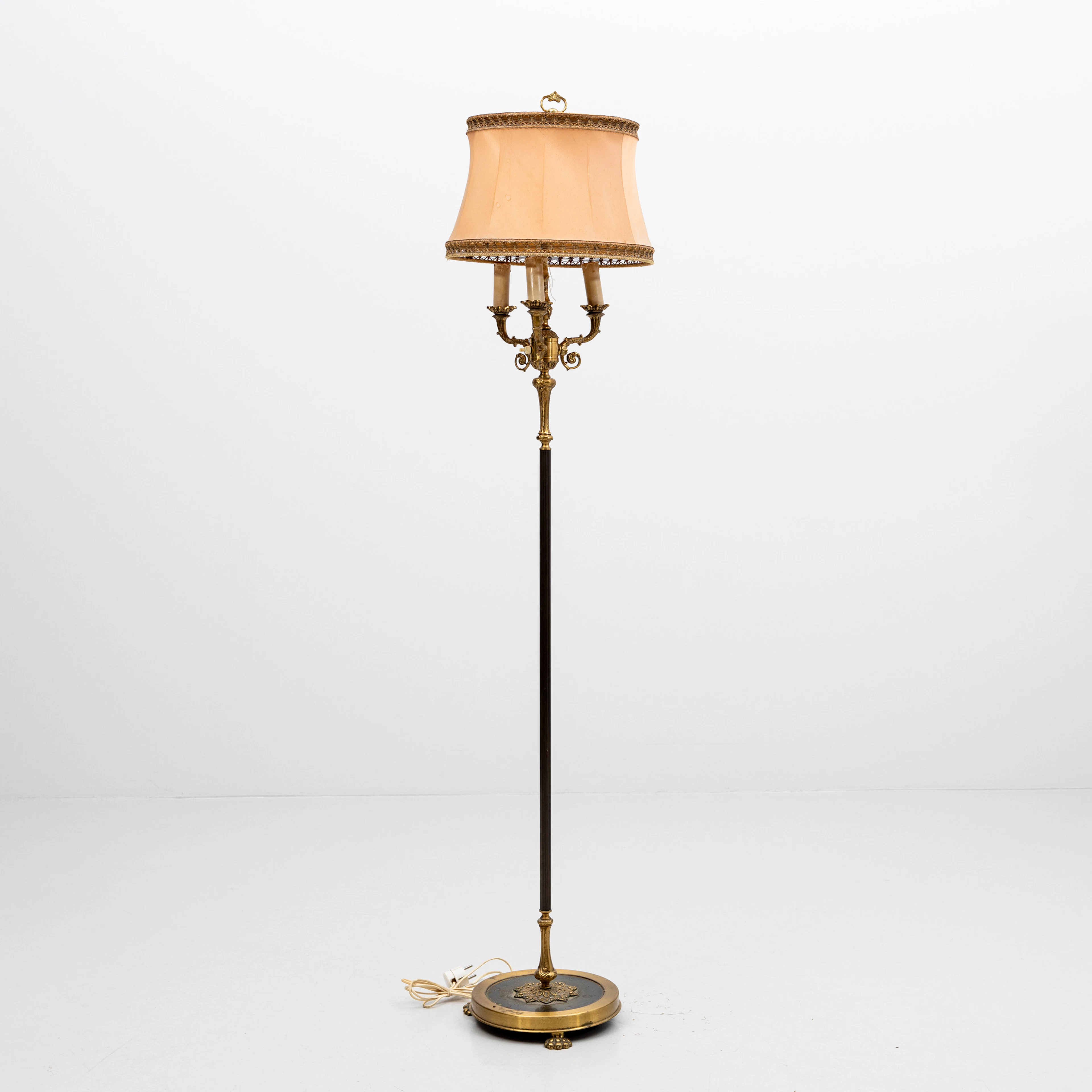 GOLVLAMPA, metall och mässing 1900-talets första hälft.