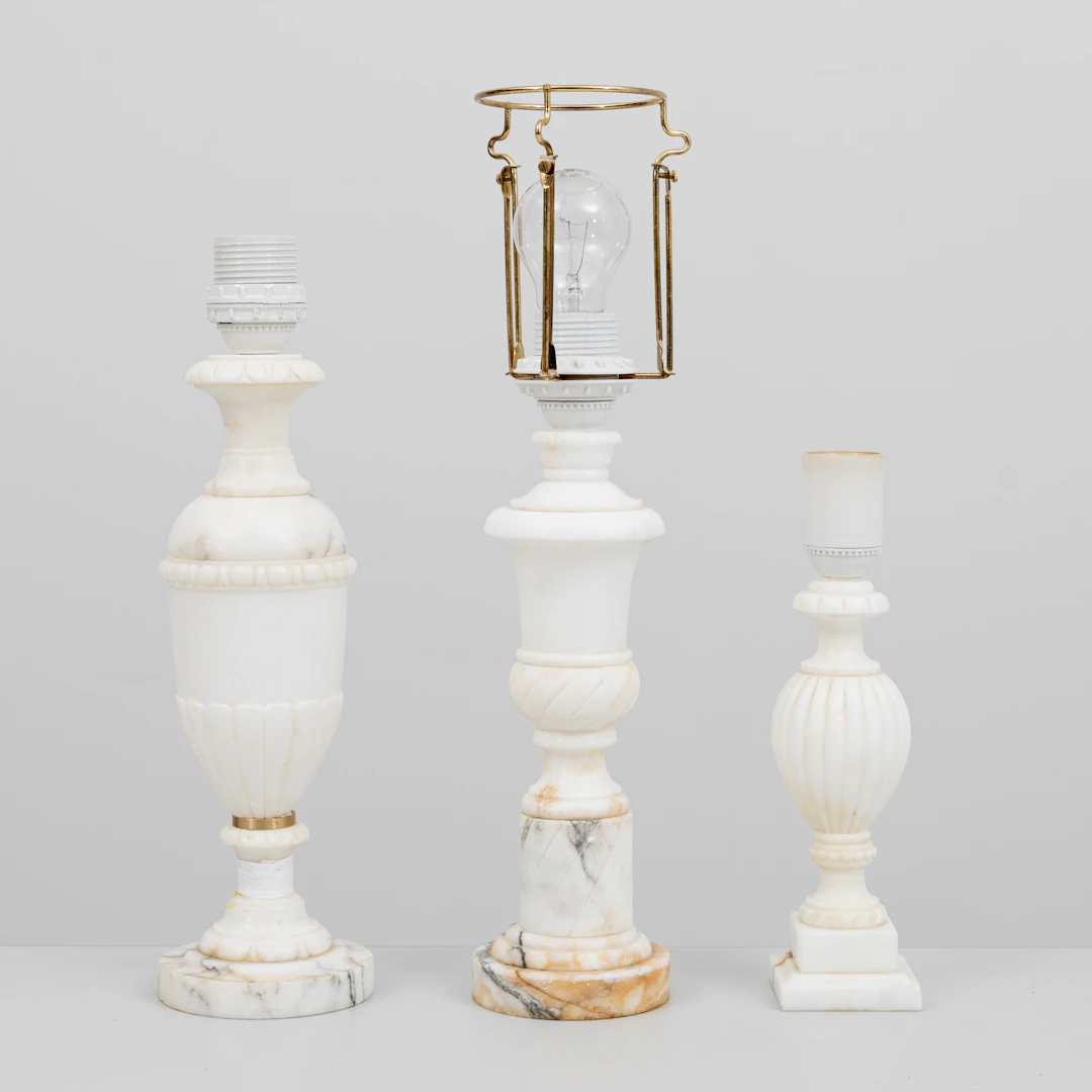 BORDSLAMPOR, 3 st, alabaster. 1900-talers andra hälft.