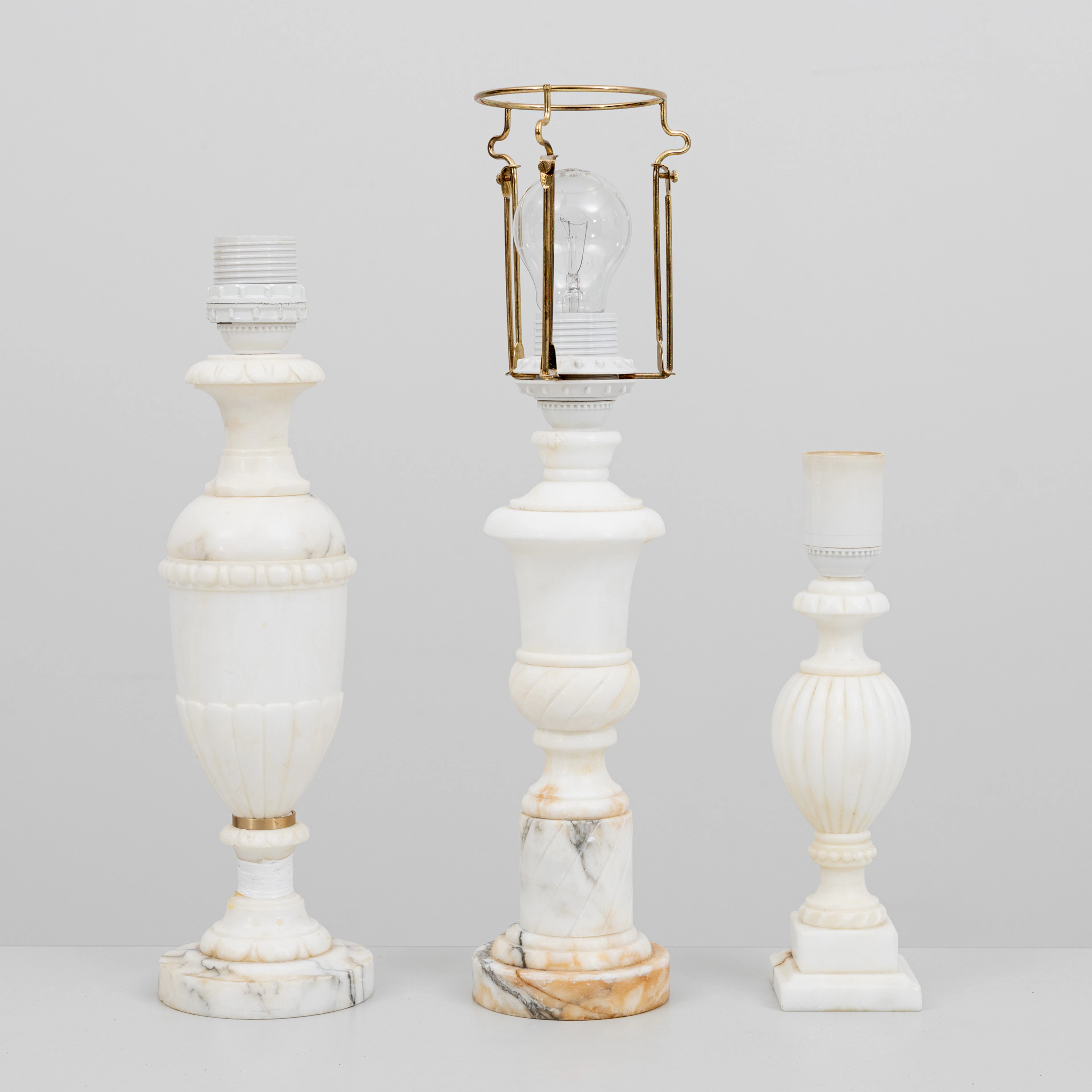 BORDSLAMPOR, 3 st, alabaster. 1900-talers andra hälft.
