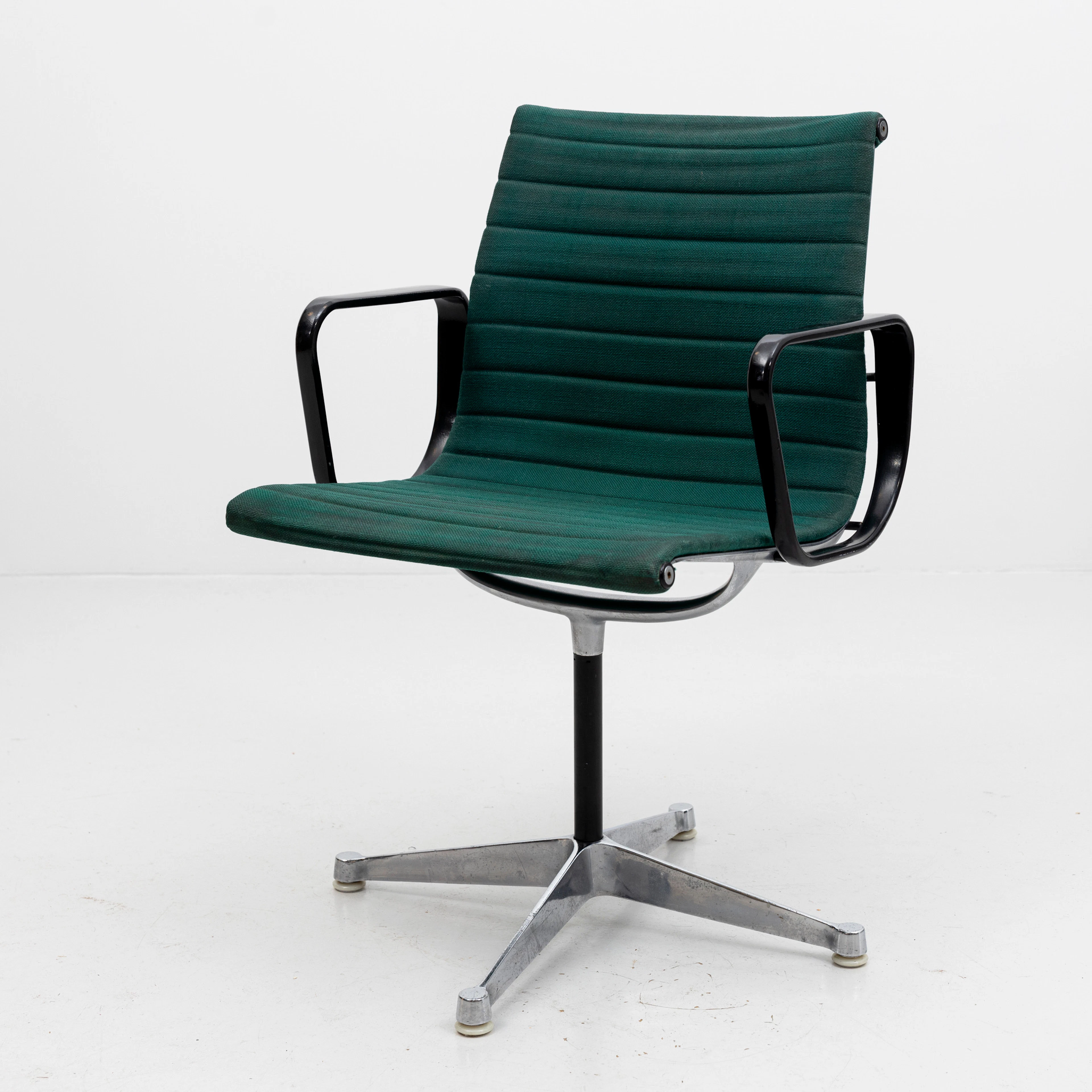 CHARLES & RAY EAMES. kontorsstol/stol, modell 'Aluminium Chair EA107' Vitra.