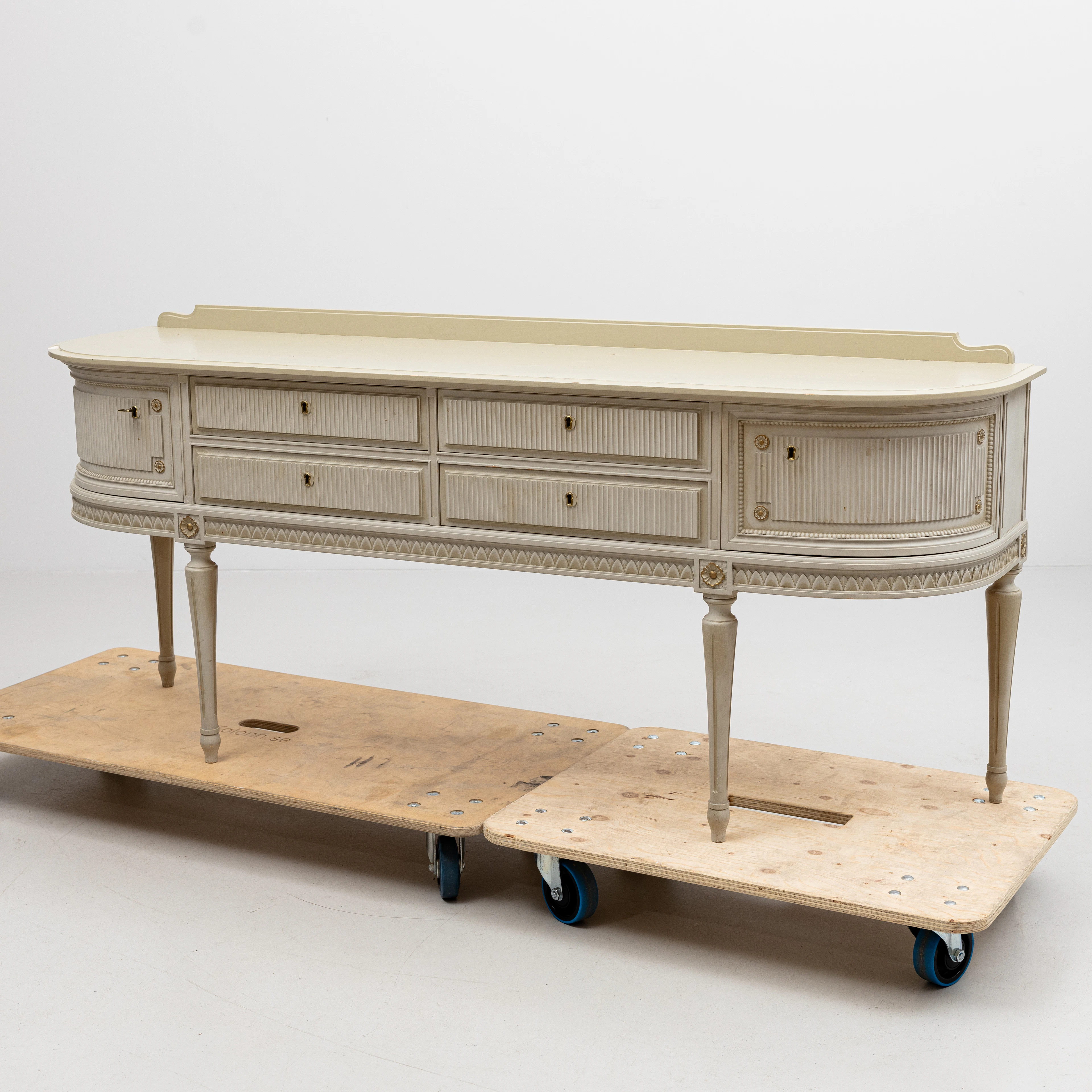 SIDEBOARD, gustaviansk-stil. 1900-talets andra hälft.