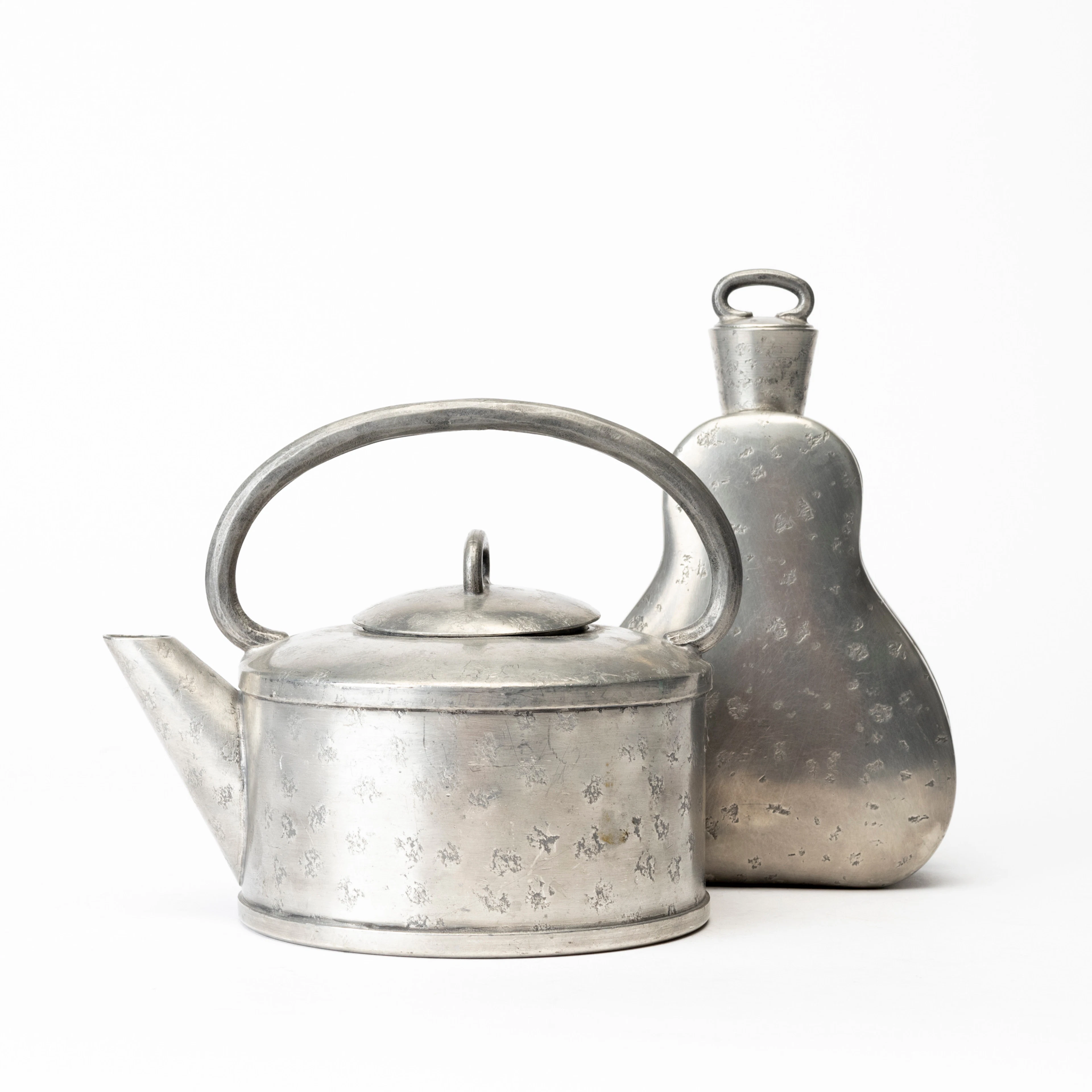 SKURDAL PEWTER. Tekanna samt flaska, tenn, Norge, 1900-tal.