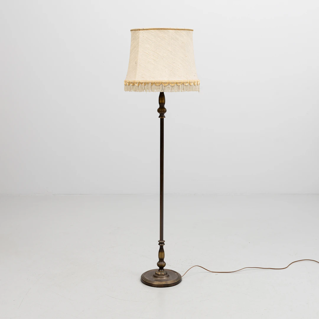 GOLVLAMPA, gulmetall, MAE, Möller armatur Eskilstuna, 1900-talets andra hälft.