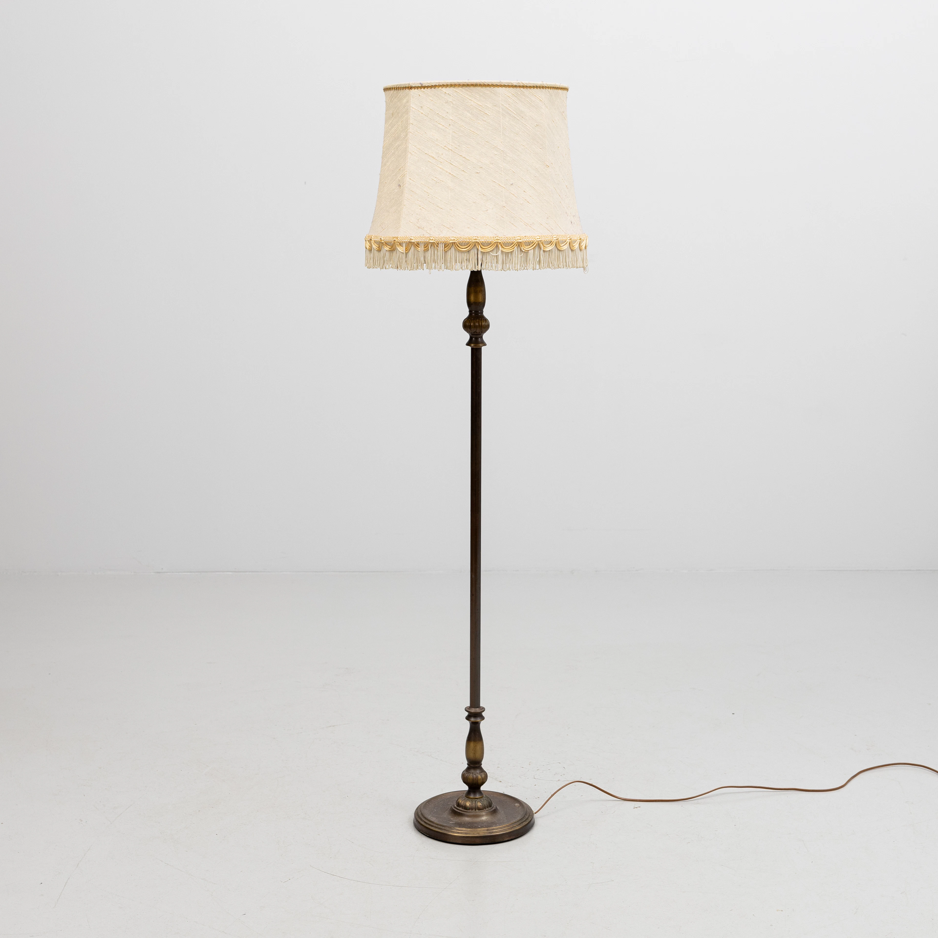GOLVLAMPA, gulmetall, MAE, Möller armatur Eskilstuna, 1900-talets andra hälft.