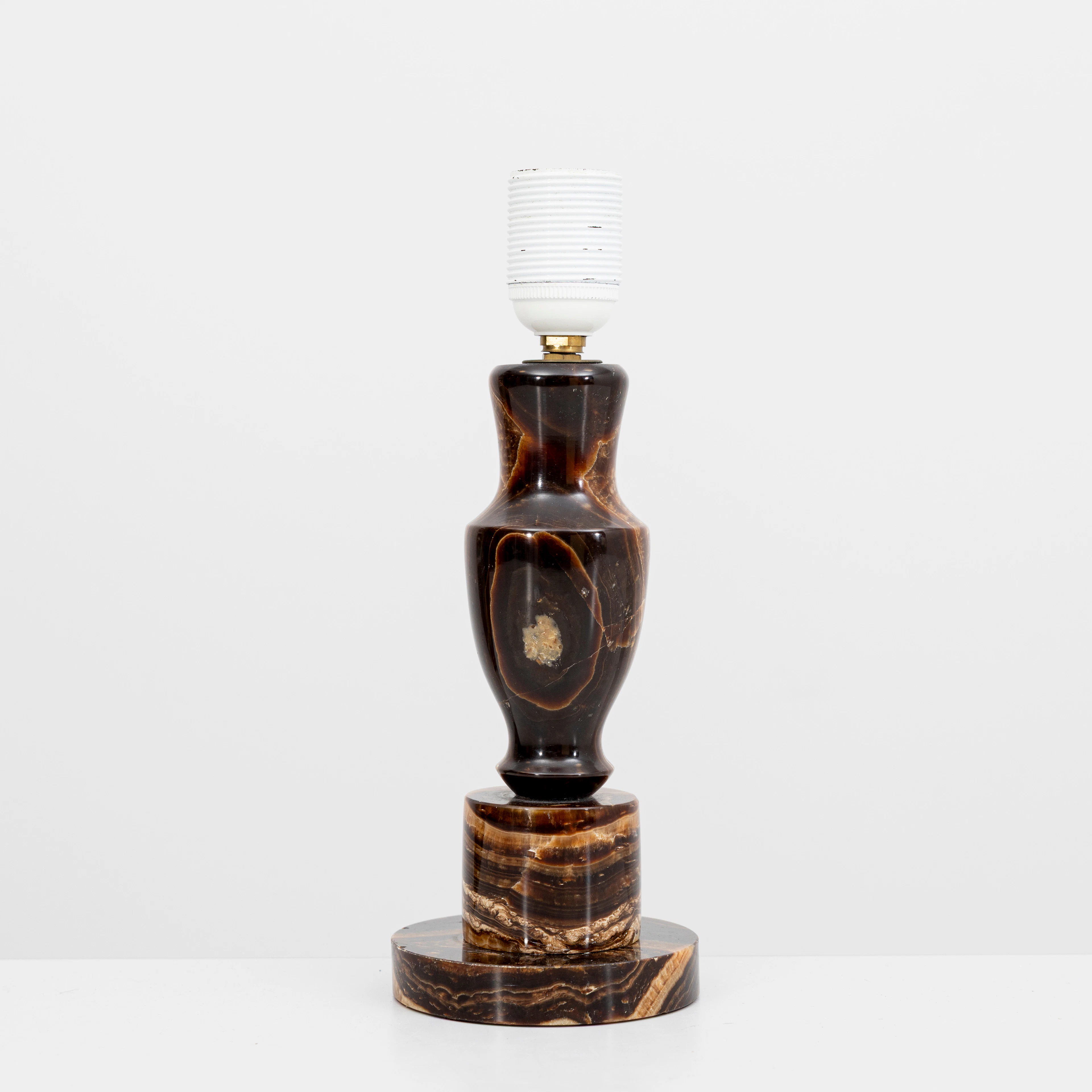 BORDLAMPA, sten, 1900-talets andra hälft.