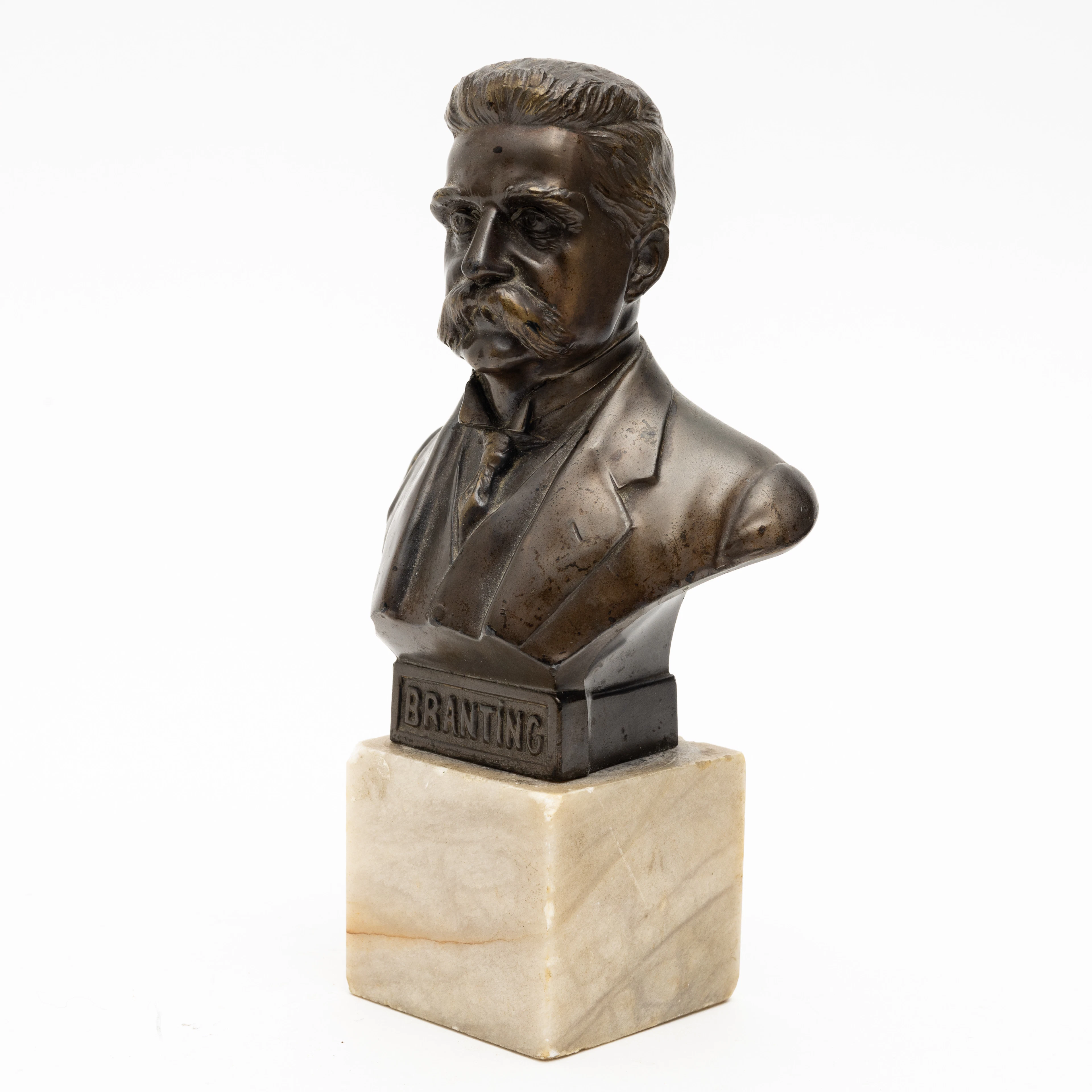 SKULPTUR, Hjalmar Branting, patinerad metall, sockel av alabaster, 1900-tal.