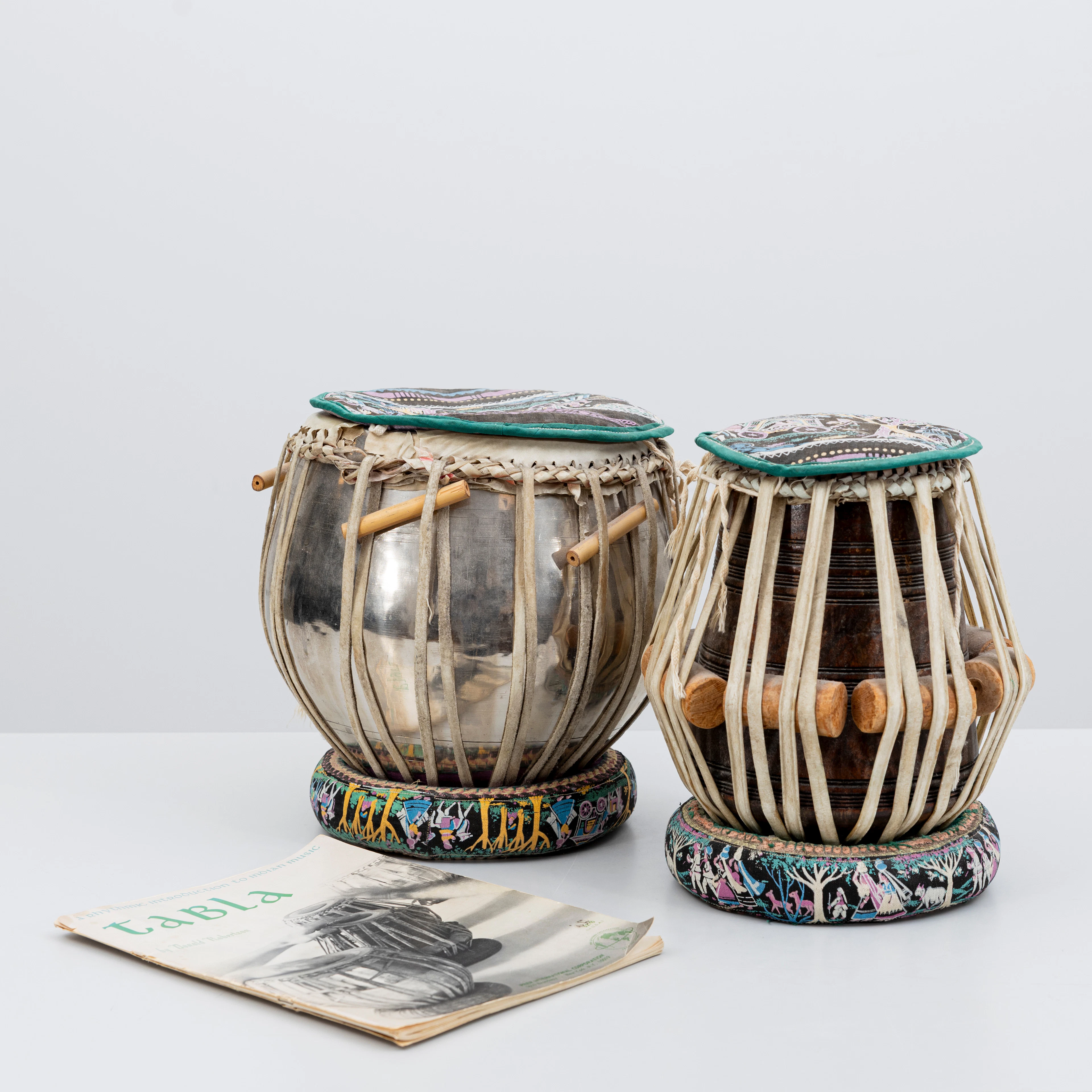 TRUMMOR 2 st sk. "Tabla", Indien samt häfte.