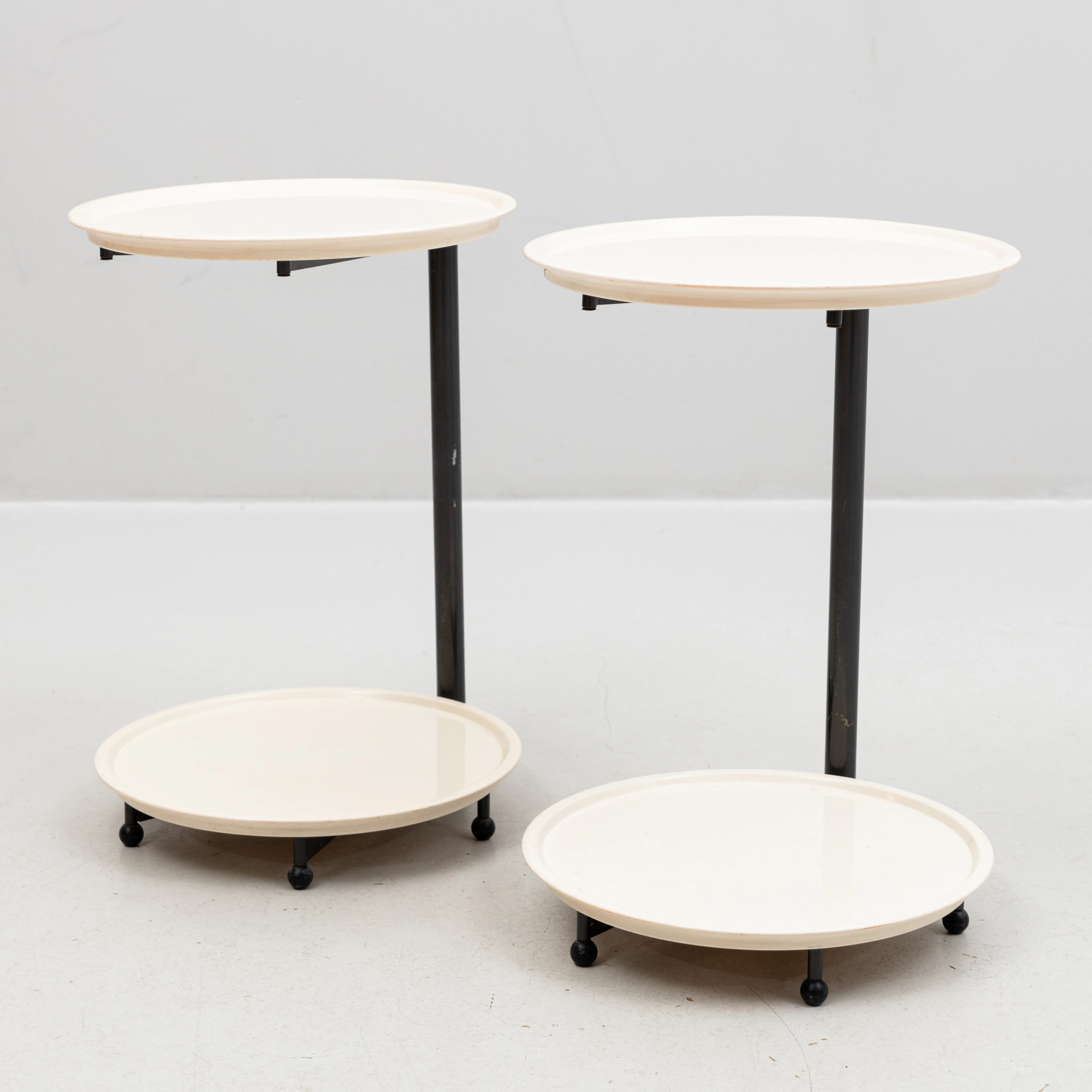 SIDOBORD / SÄNGBORD, ett par, Cassina, Italien, 1980-tal.