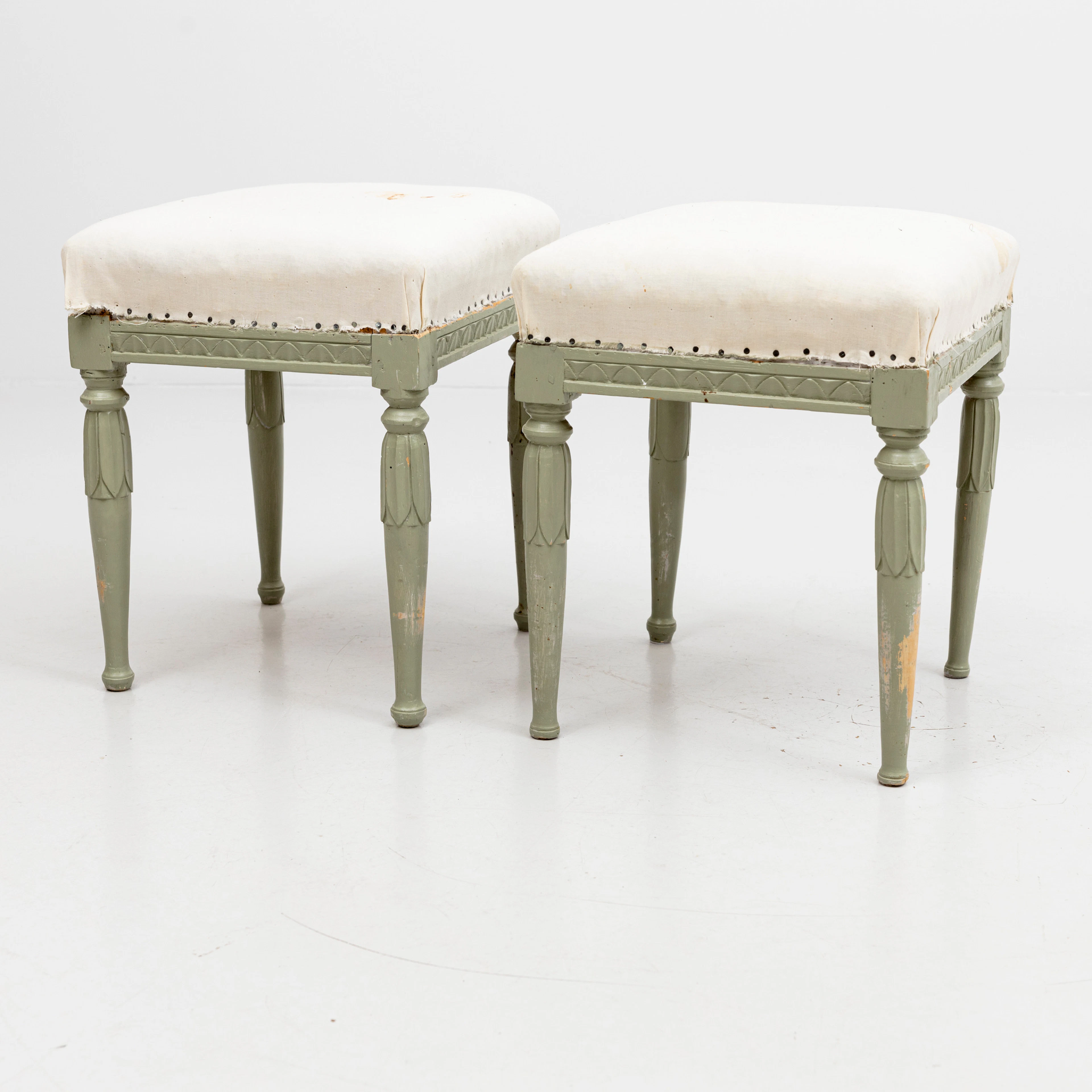 TABURETTER, 2 snarlika, gustaviansk stil, 1800-tal.