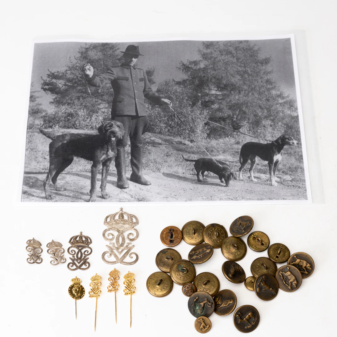 KNAPPAR, EMBLEM samt NÅLAR, proveniens Hovjägare David Råberg.