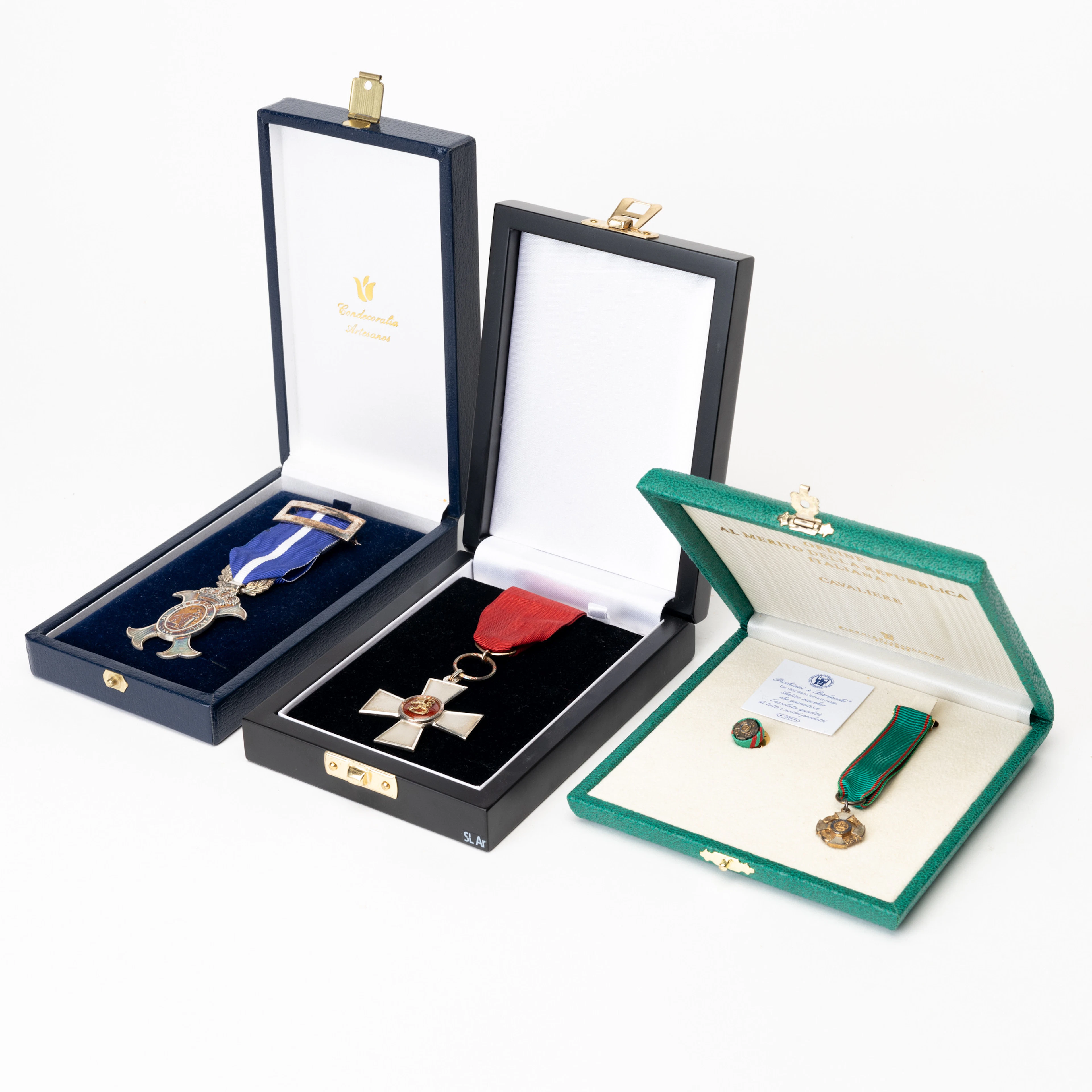 FÖRTJÄNSTKORS och MEDALJER, 3 delar, silver, Finland, Italien samt Spanien.