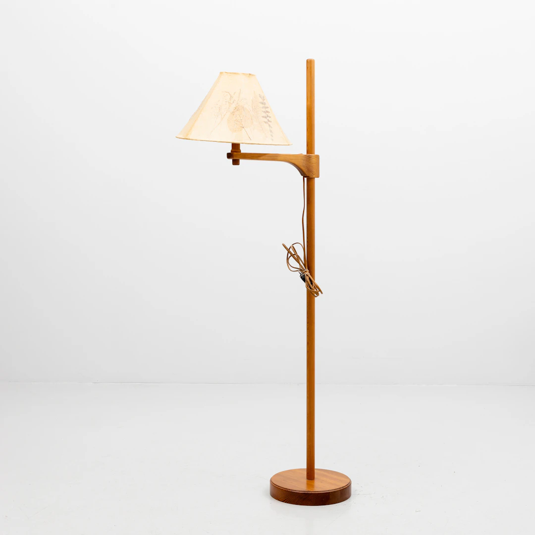 CARL MALMSTEN. Golvlampa, furu och pergamyn, "Staken", brännmärkt