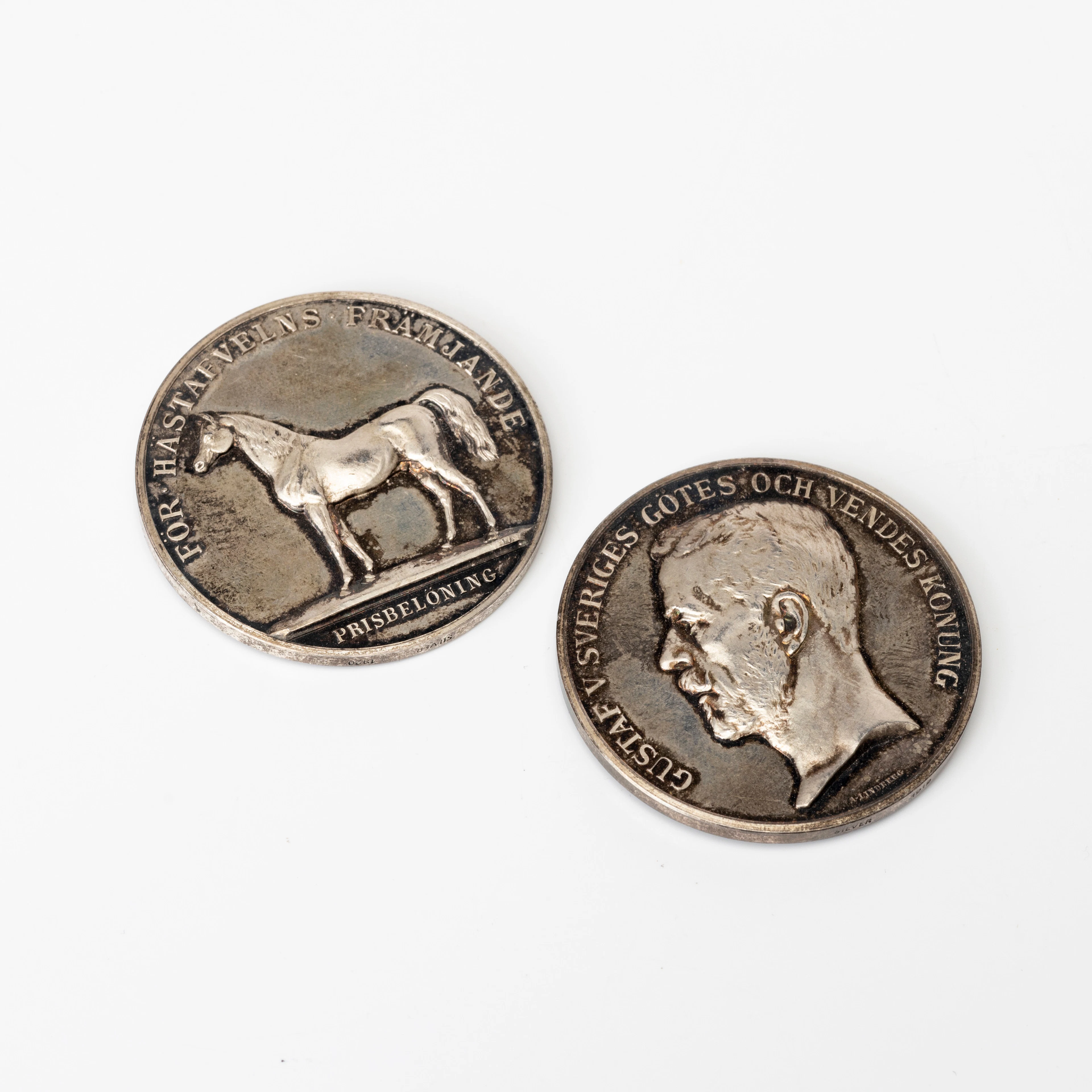 MEDALJER, 2 st, Gustaf V, För Hästavelns främjande, silver, 1919-20.