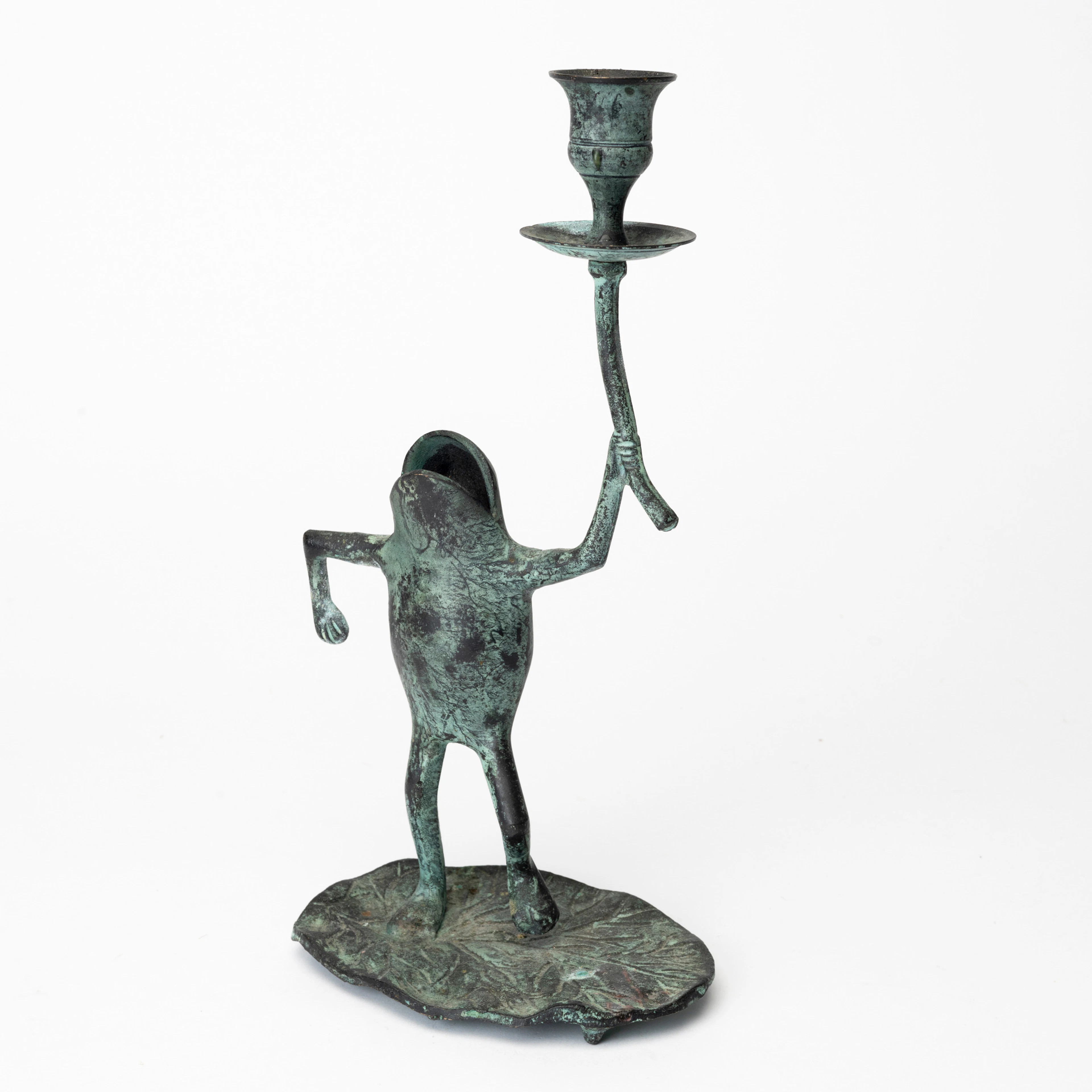 LJUSSTAKE, grönpatinerad vitmetall, groda med ljushållare.