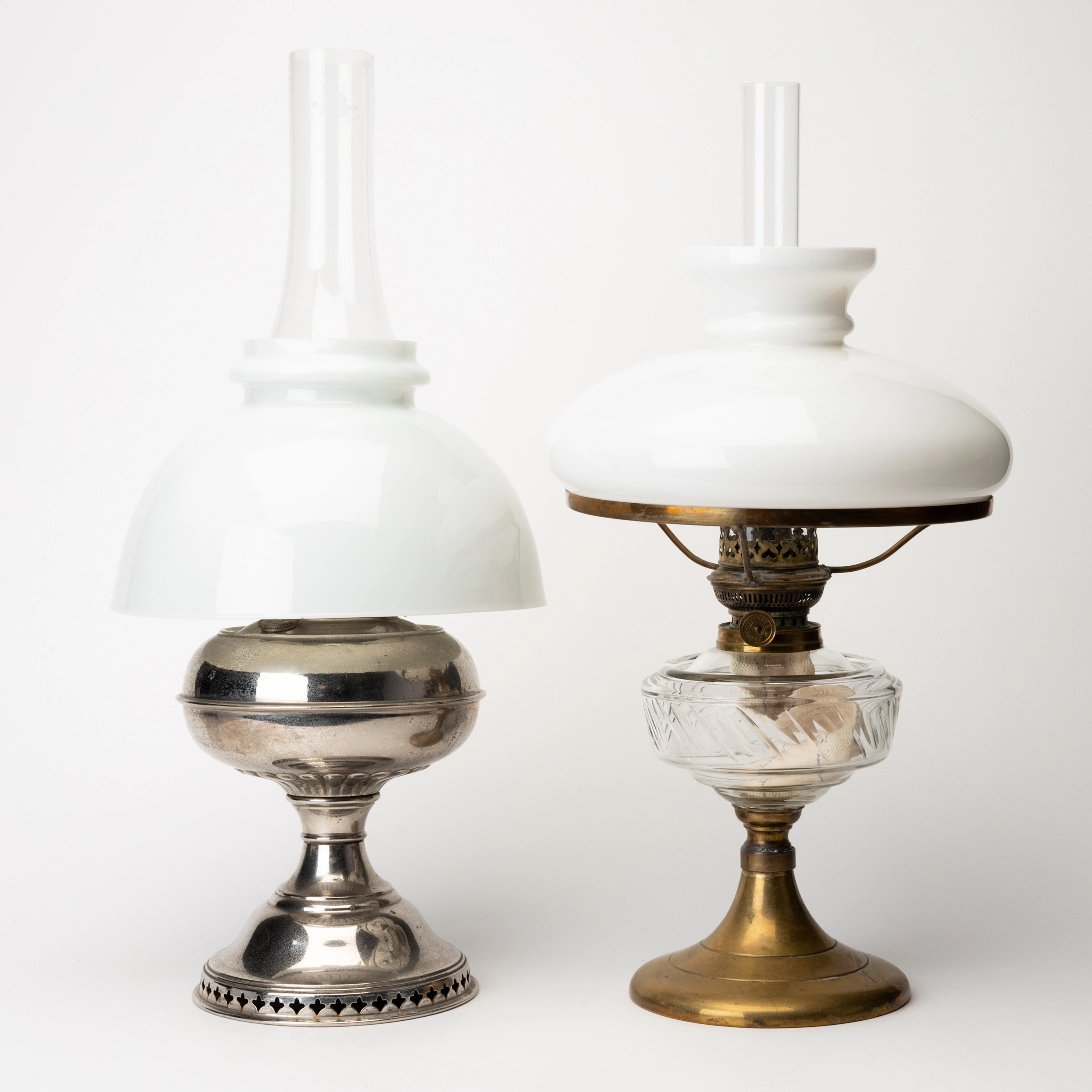 BORDSFOTOGENLAMPOR, 2 st, metall och glas, en märkt Rayo, 18/1900-tal.