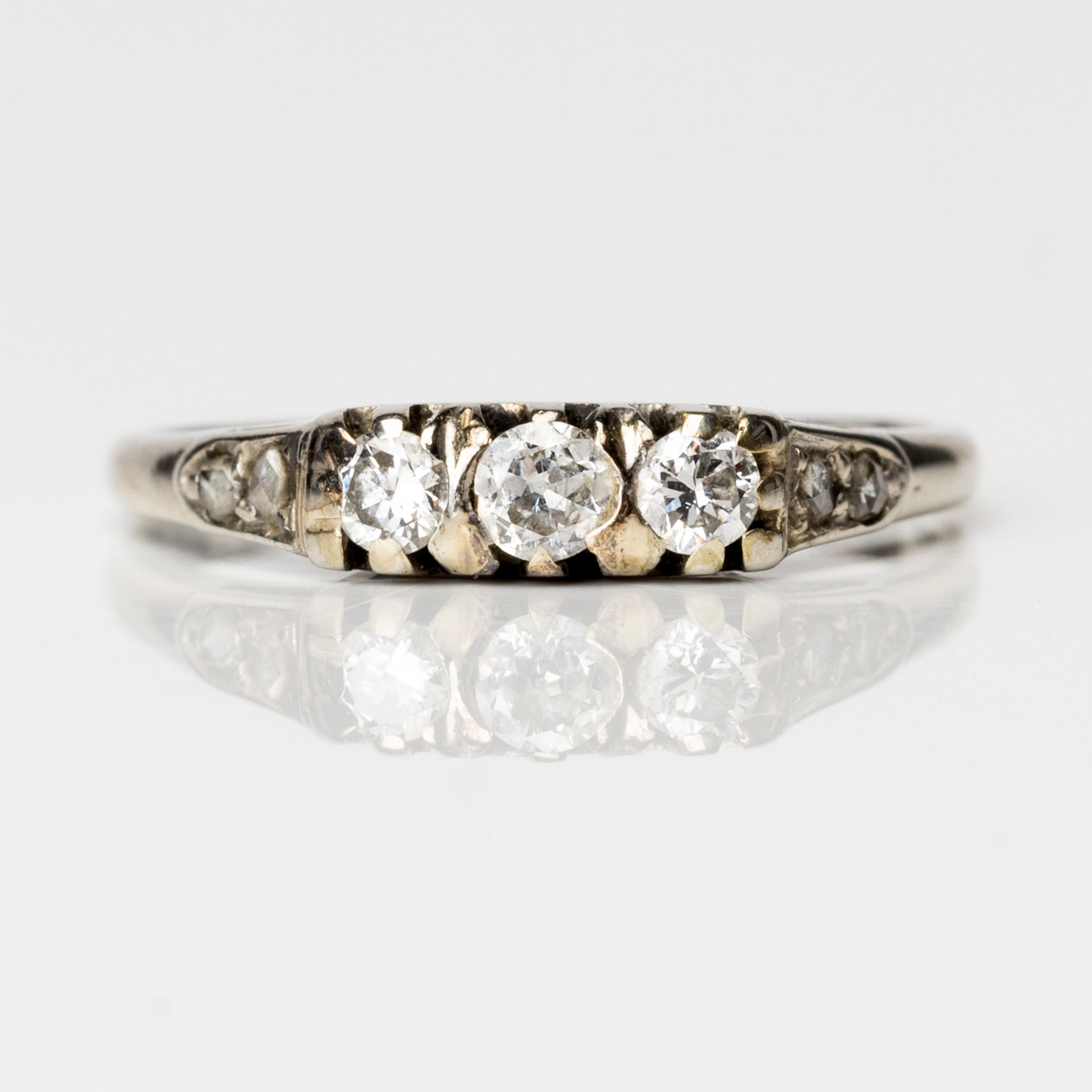 RING, vitguld, 18K samt 3 diamanter, Guldvaruaktiebolaget G. Dahlgren