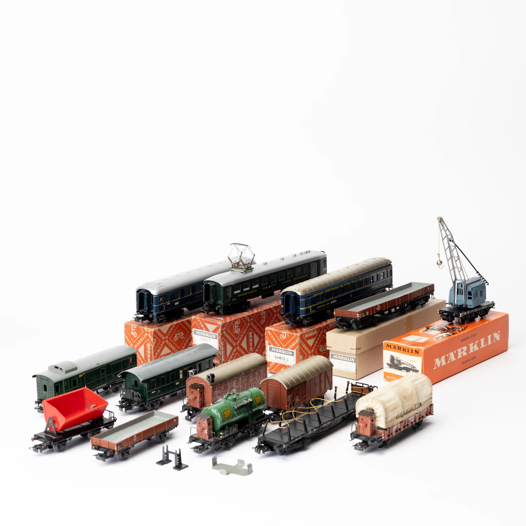 MÄRKLIN ca 14 st äldre vagnar, 5 originalkartonger.