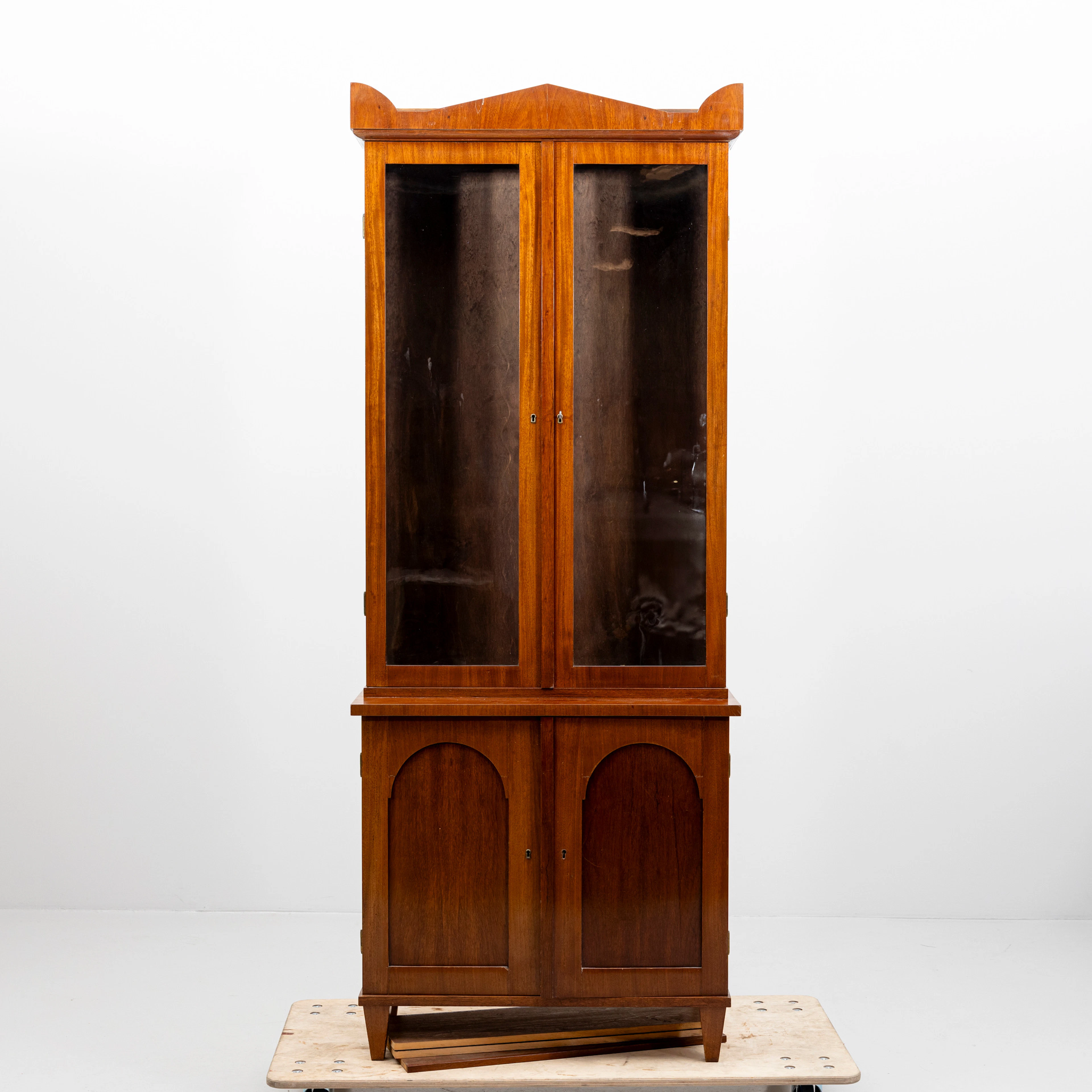BOKSKÅP, med vitrinöverdel, mahogny, 1900-talets första del.