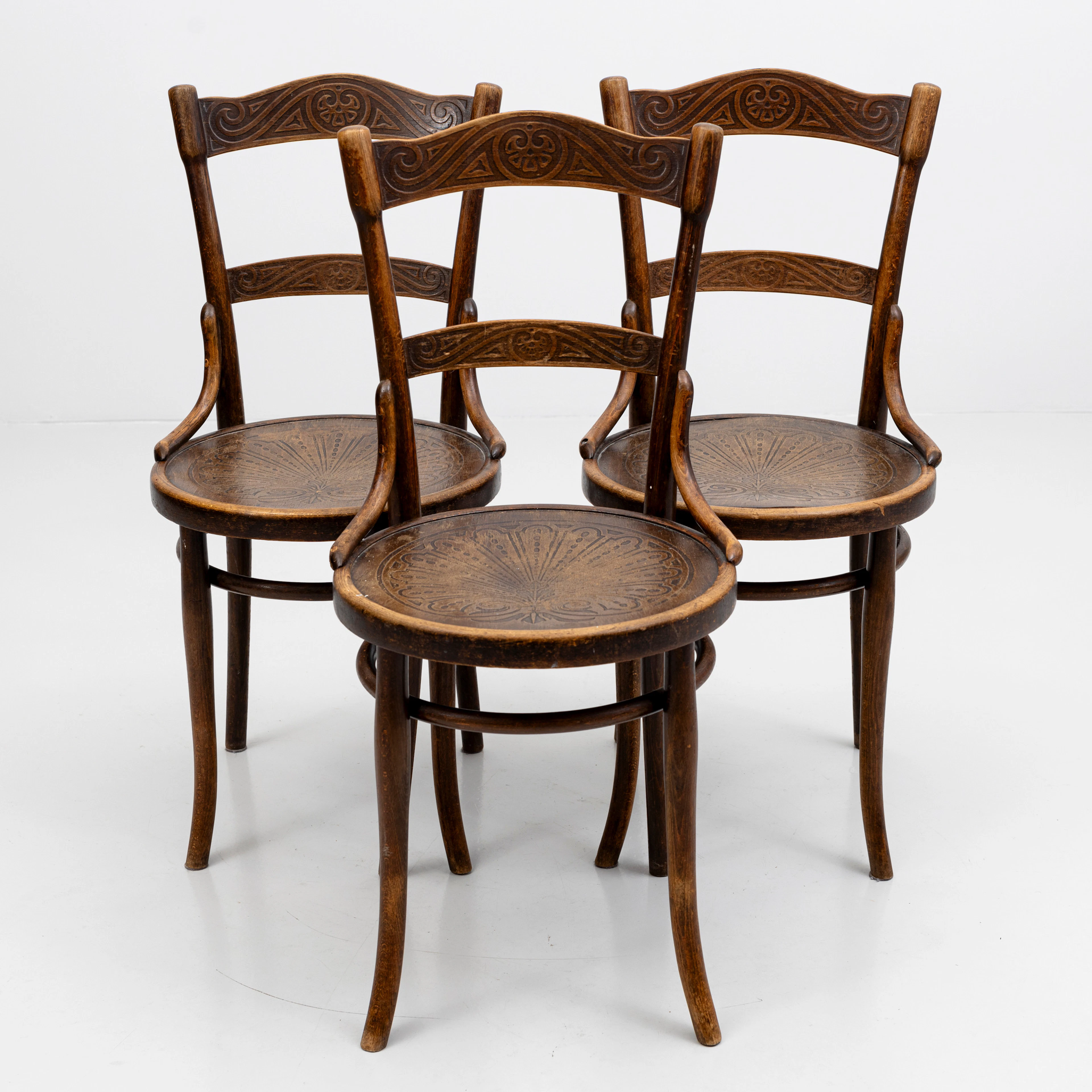 STOLAR, 3 st, Thonet, mörkbetsat böjträ, etikettmärkta, omkring 1900.