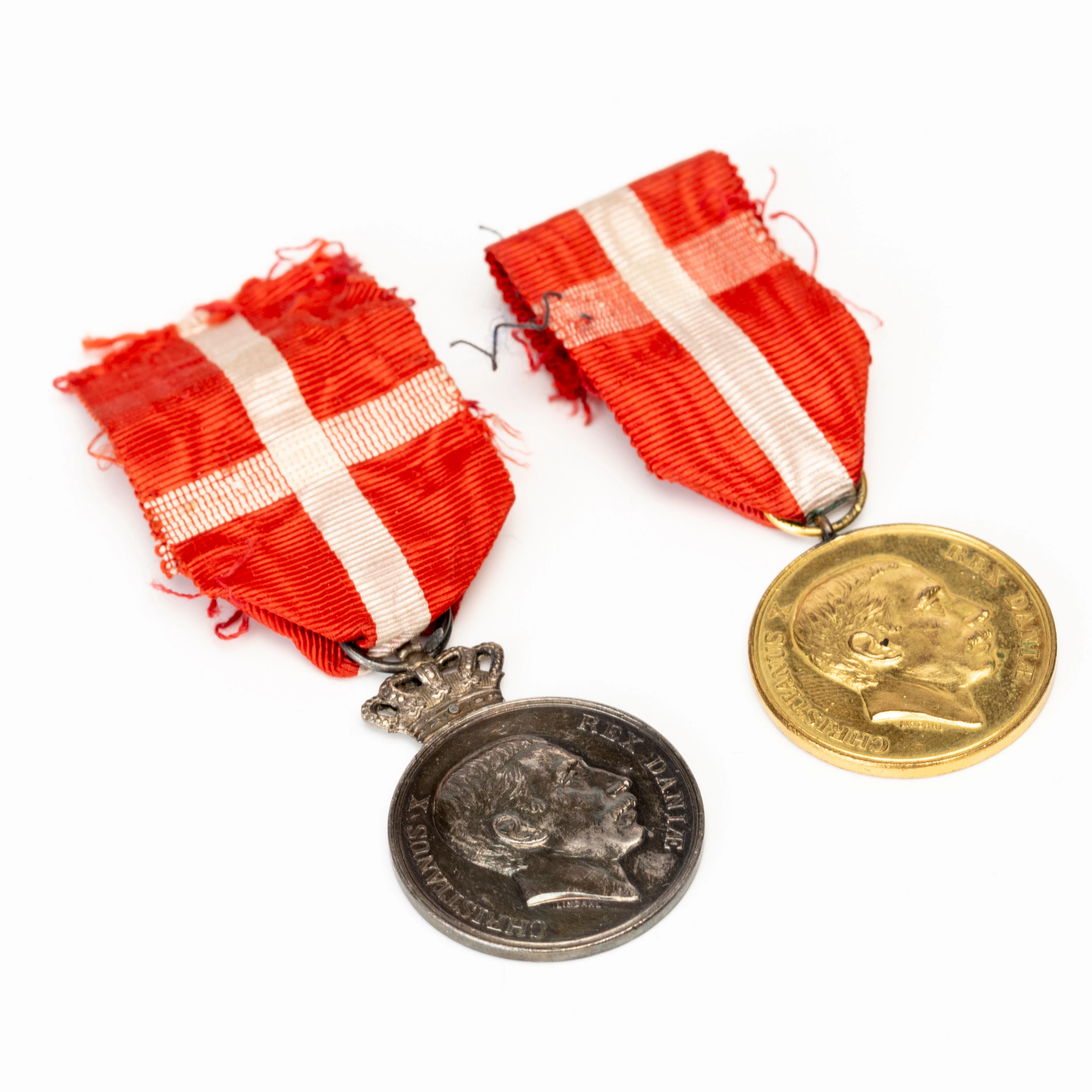 FÖRTJÄNSTTECKEN SAMT MEDALJ, Christian X, Danmark, silver resp. förgylld