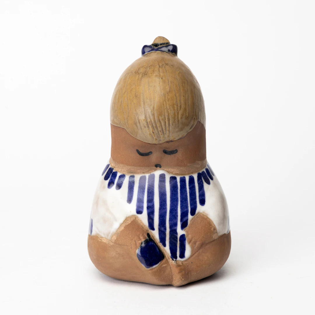 LISA LARSON. Figurin, stengods, "Johanna" ur serien "Larsons ungar"