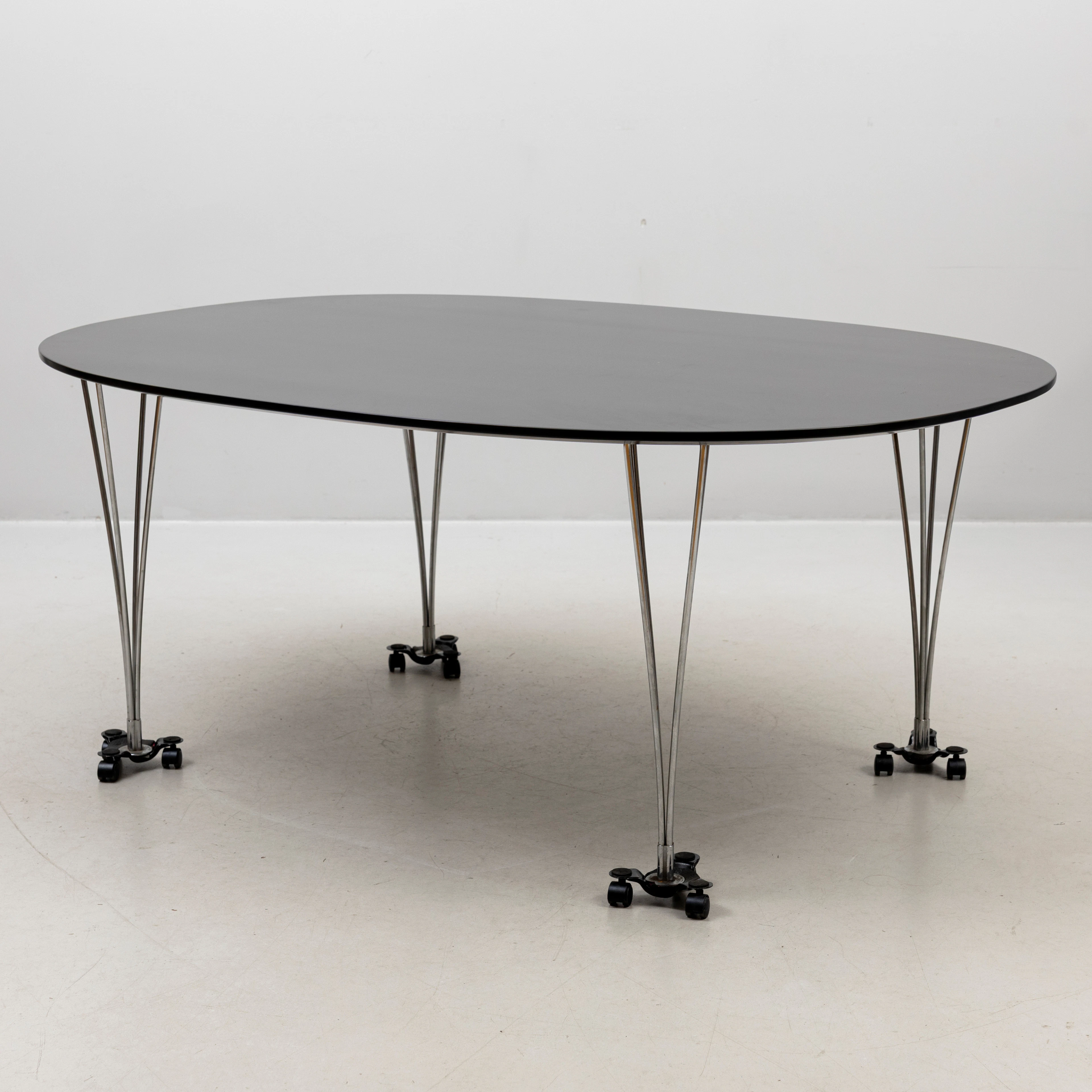 BRUNO MATHSSON & PIET HEIN. Matbord, "Superellips", för Fritz Hansen, Danmark.