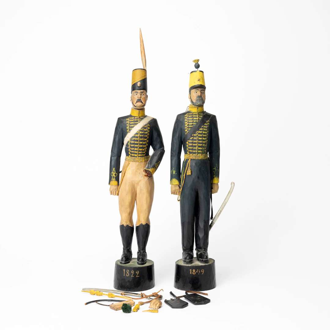 MILITÄRER, 2 st, skuret och bemålad trä, osignerade, 1800-tal.