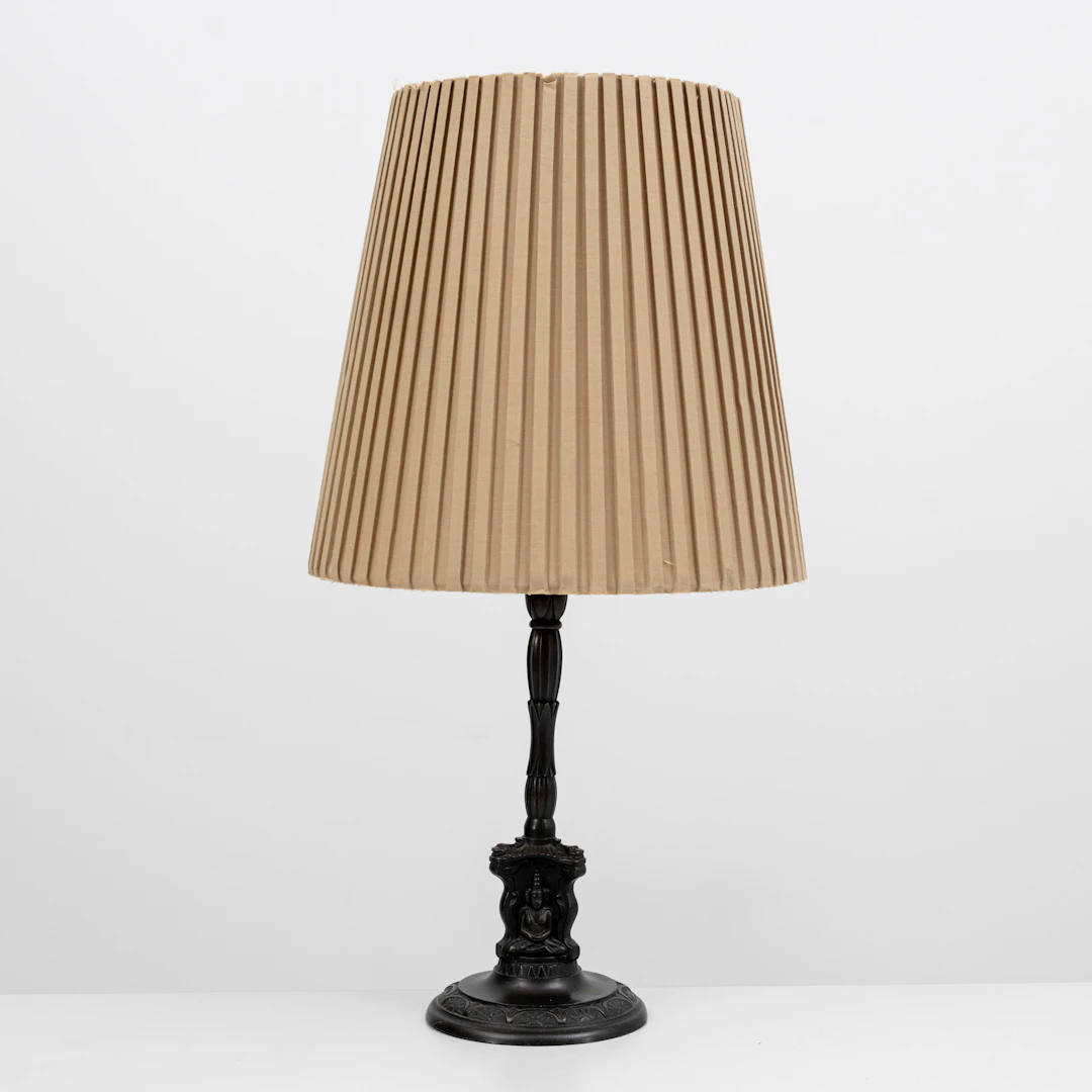 BORDSLAMPA, patinerad metall, motiv av buddhor, 1900-tal.
