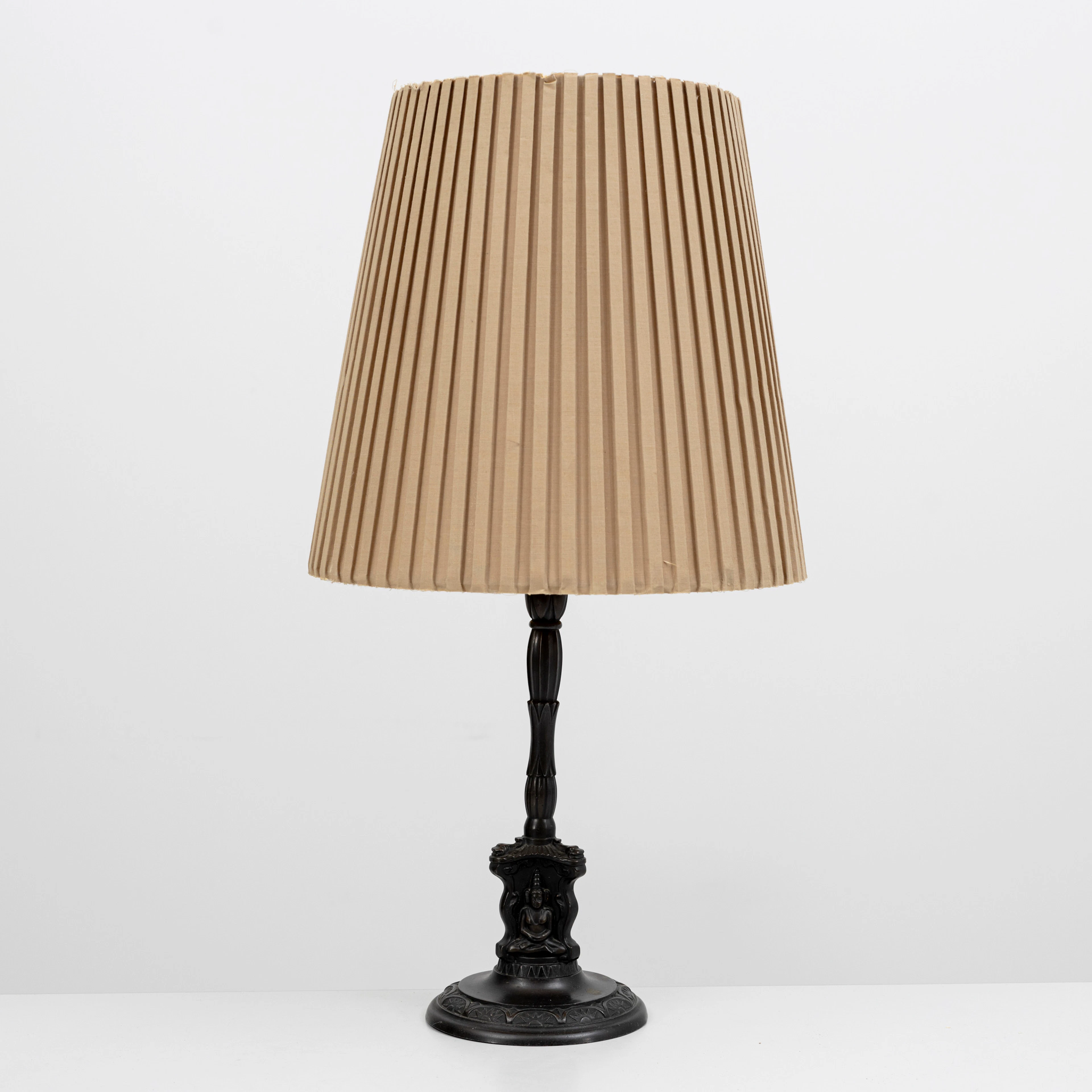 BORDSLAMPA, patinerad metall, motiv av buddhor, 1900-tal.