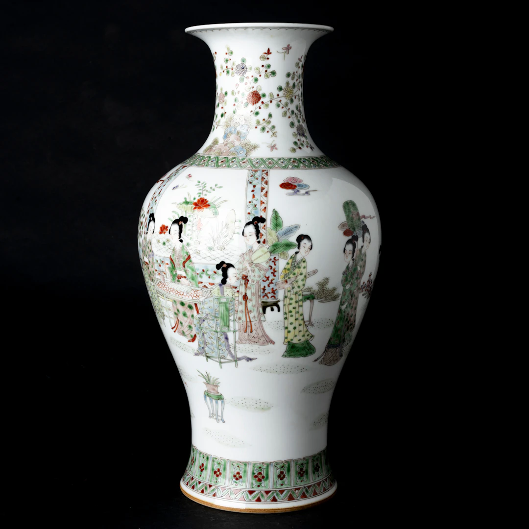 VAS, porslin, figurscen, Kina, 1900-talets andra hälft.