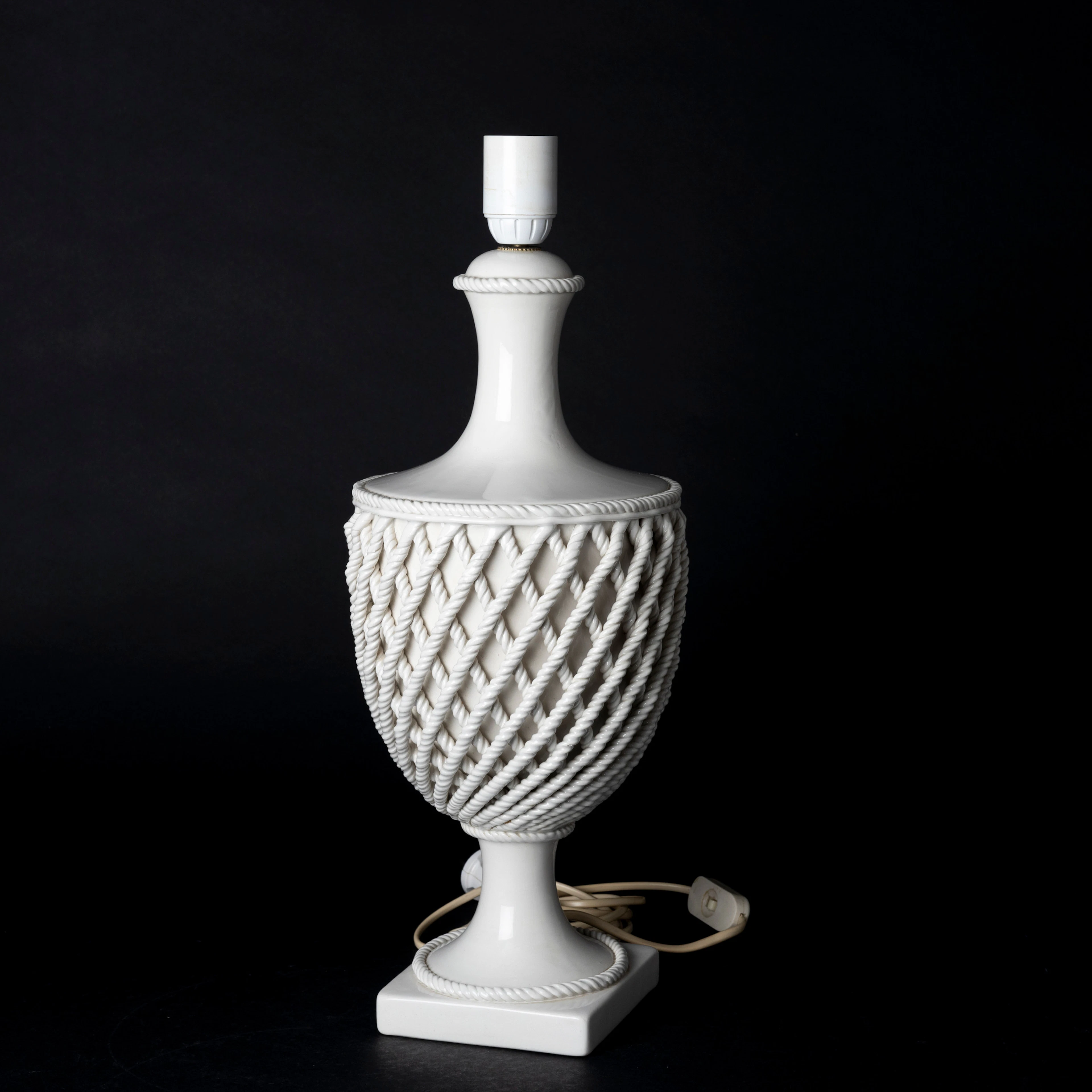 BORDSLAMPA, dekor i form av rep, porslin, Bassano, 1900-talets andra hälft.