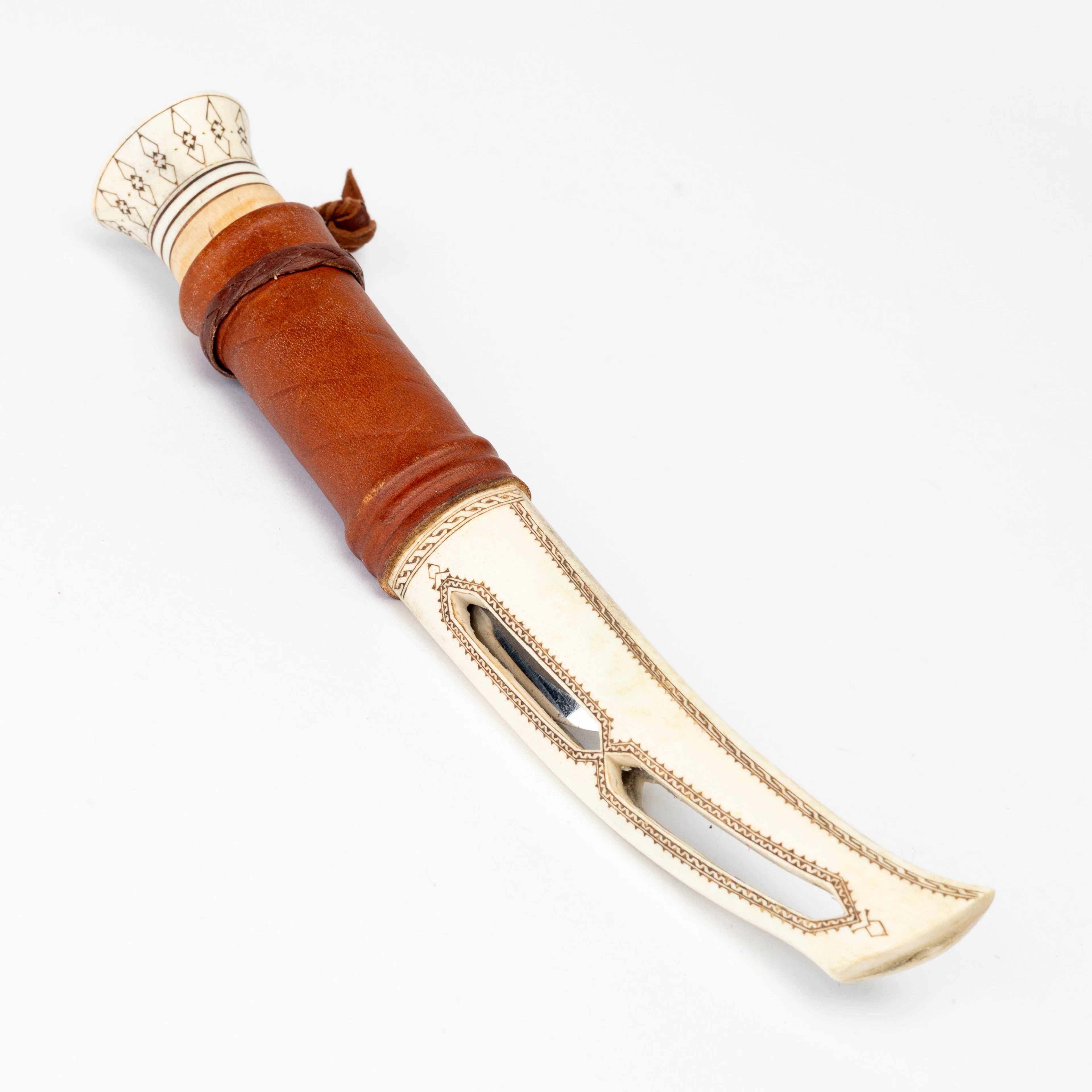 SAMEKNIV, renhorn och läder, med ägarmonogram samt monogramsignerad, PL.