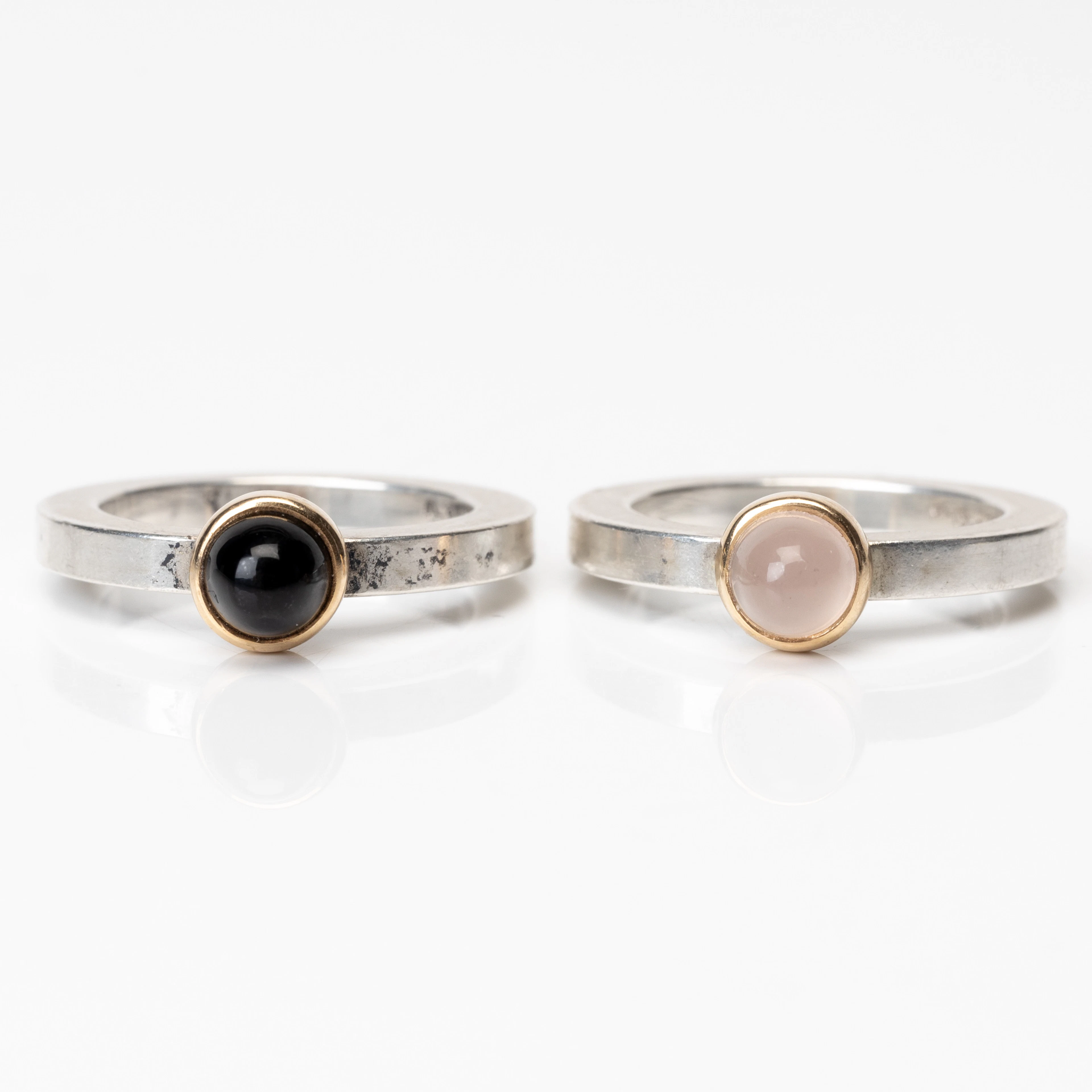 HEIRING JEWELRY. 2 st ringar, sterlingsilver med cabochonslipade stenar