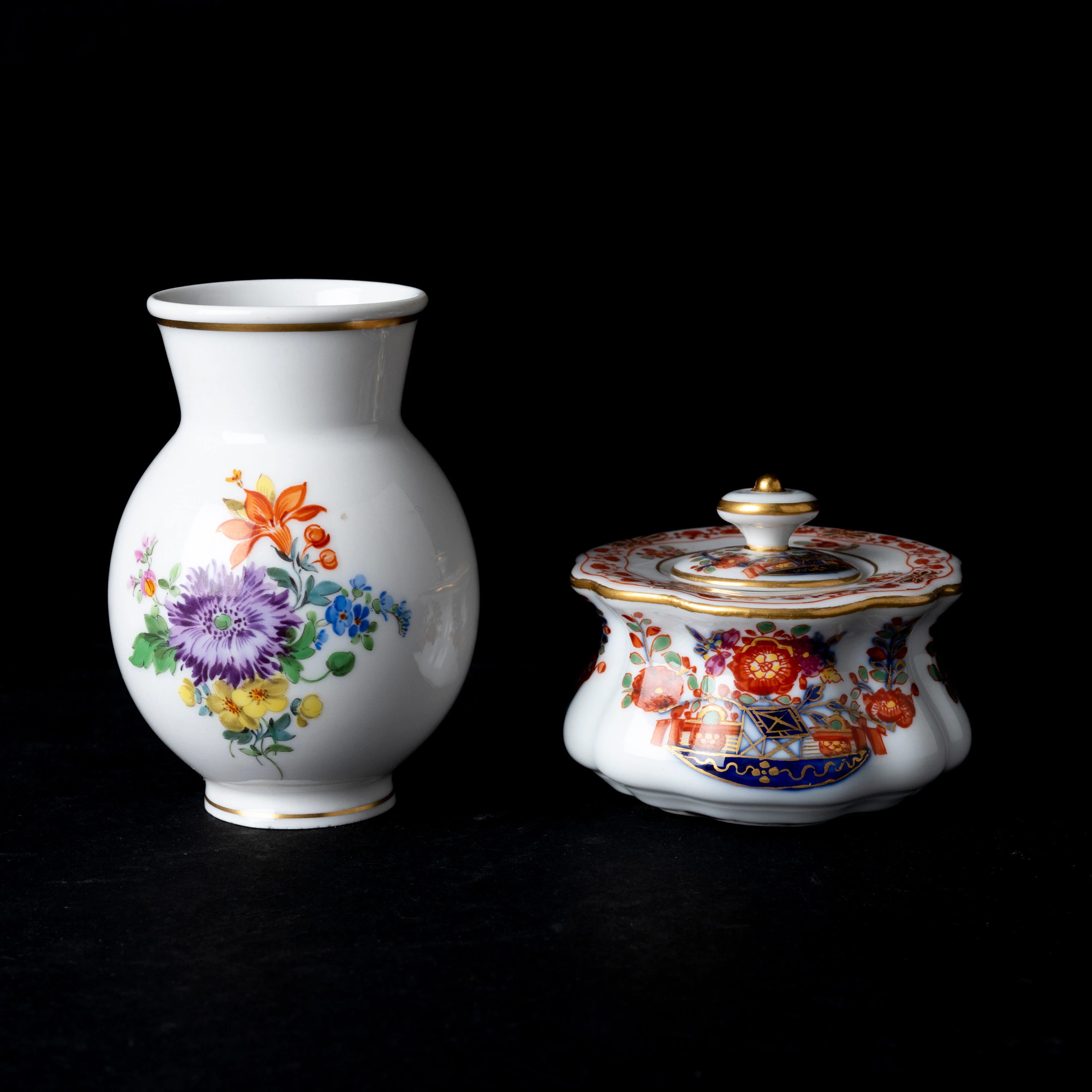 VAS SAMT BLÄCKHORN, Meissen, porslin, 1800 resp. 1900-tal.