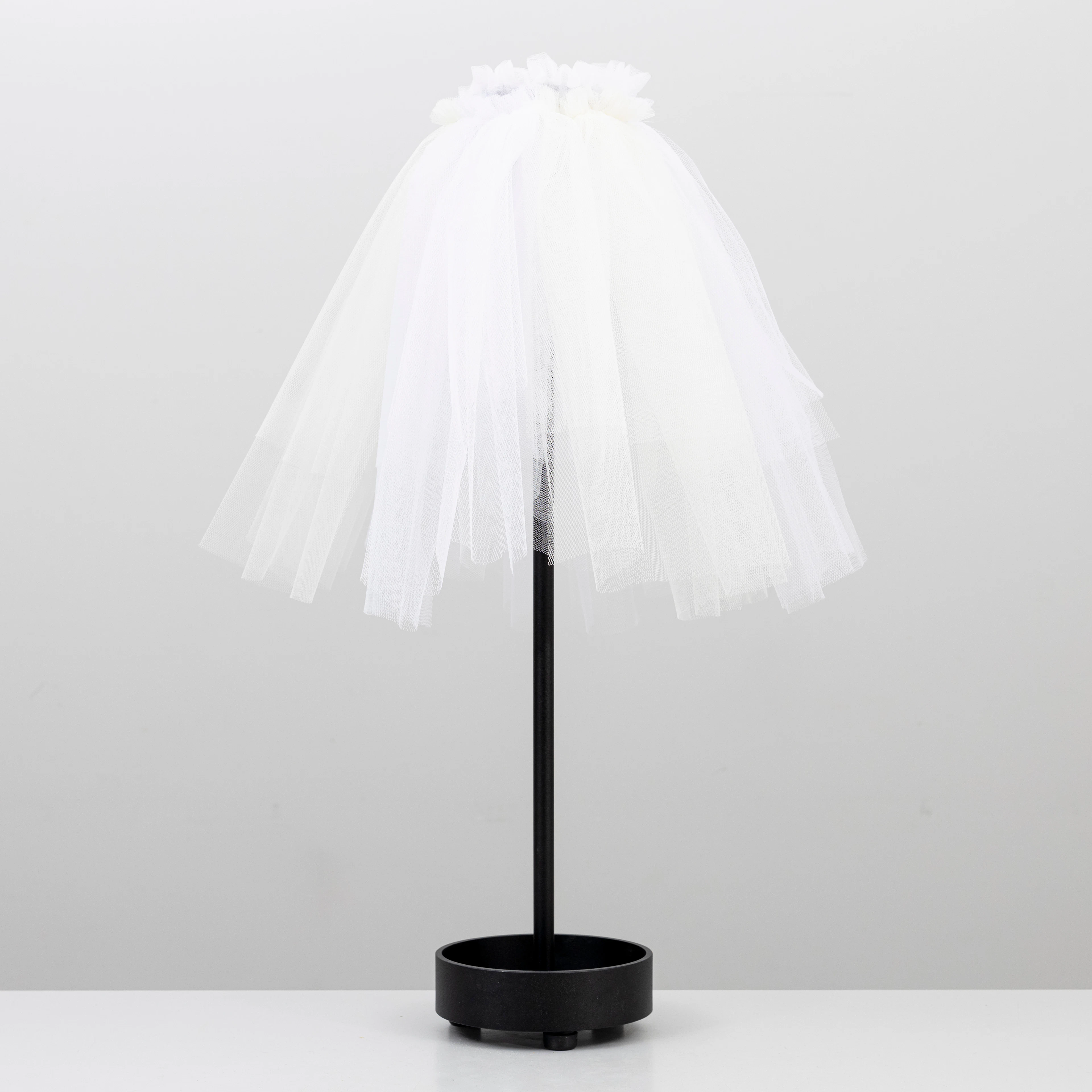 JONAS BOHLIN. Bordslampa, metall och tyll, "Liv", samtida.