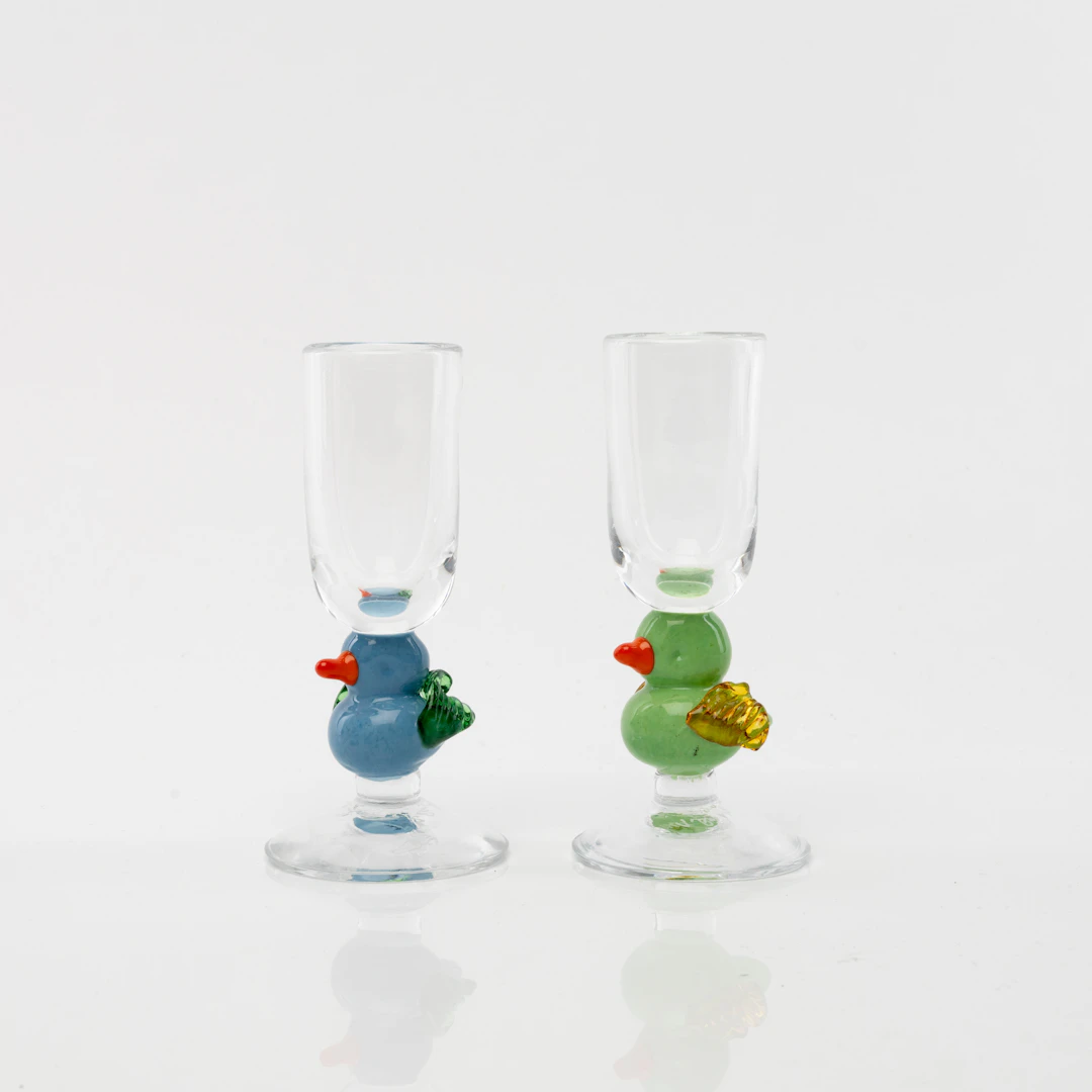 JONAS ROOTH. 2 st, glas, med dekor av fåglar signerade.