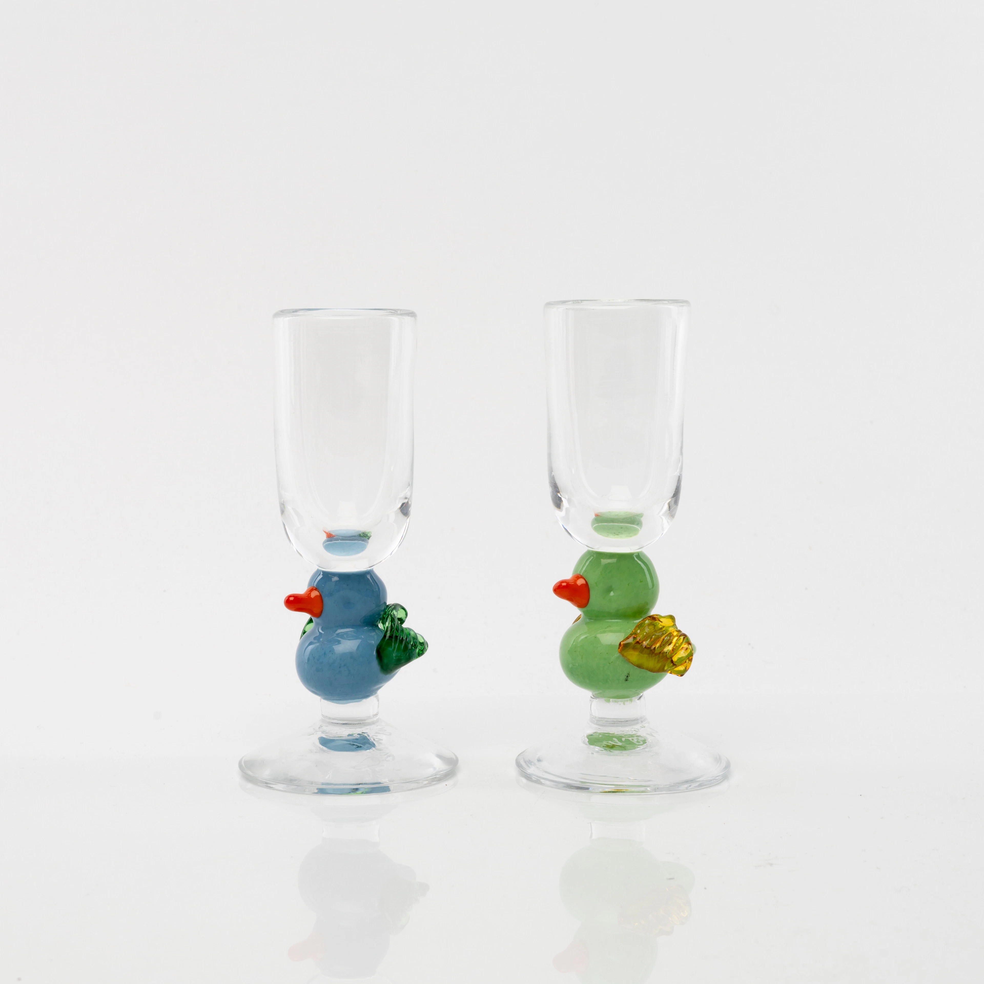 JONAS ROOTH. 2 st, glas, med dekor av fåglar signerade.