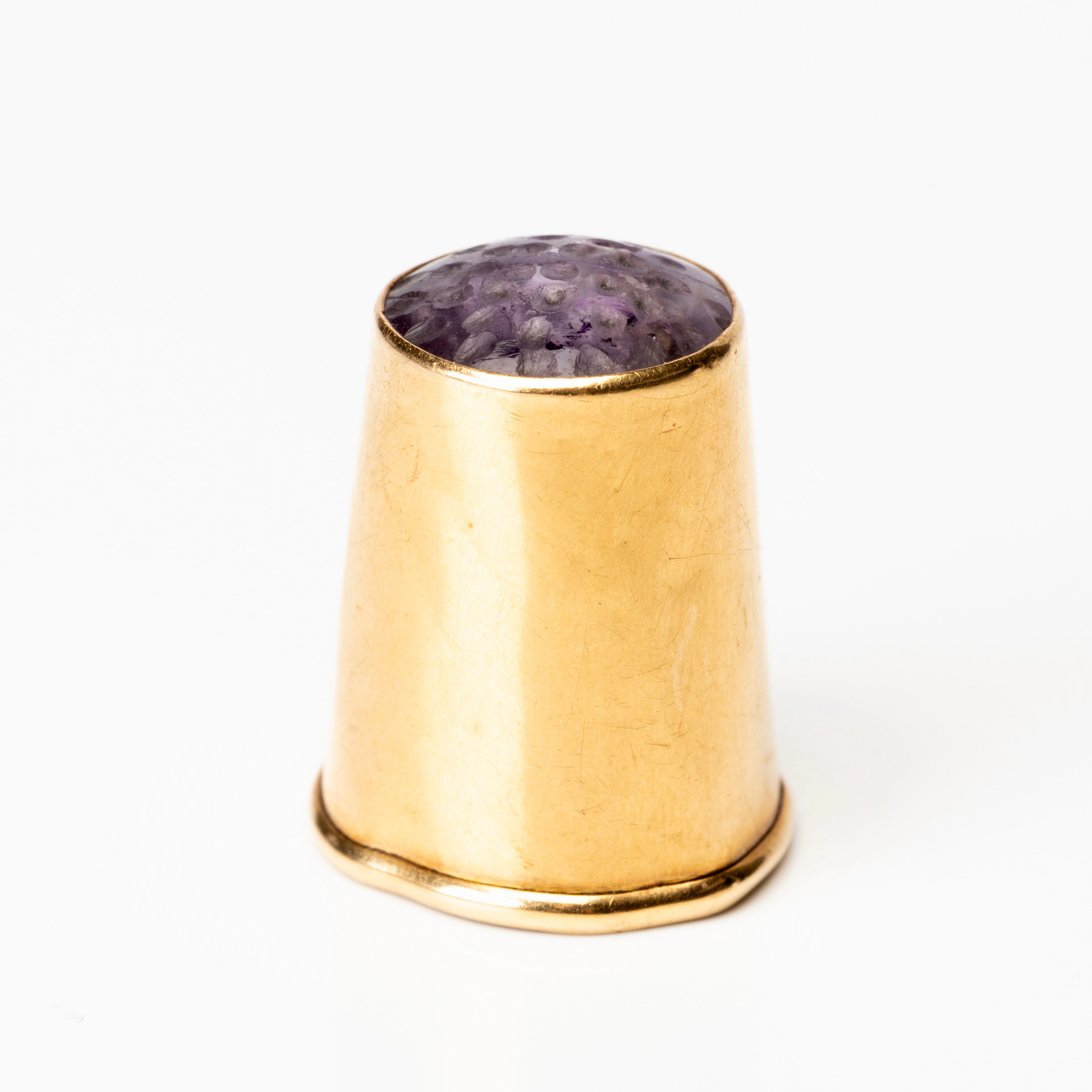 Fingerborg, guld, 18K samt lila sten, Guldvaruaktiebolaget G. Dahlgren