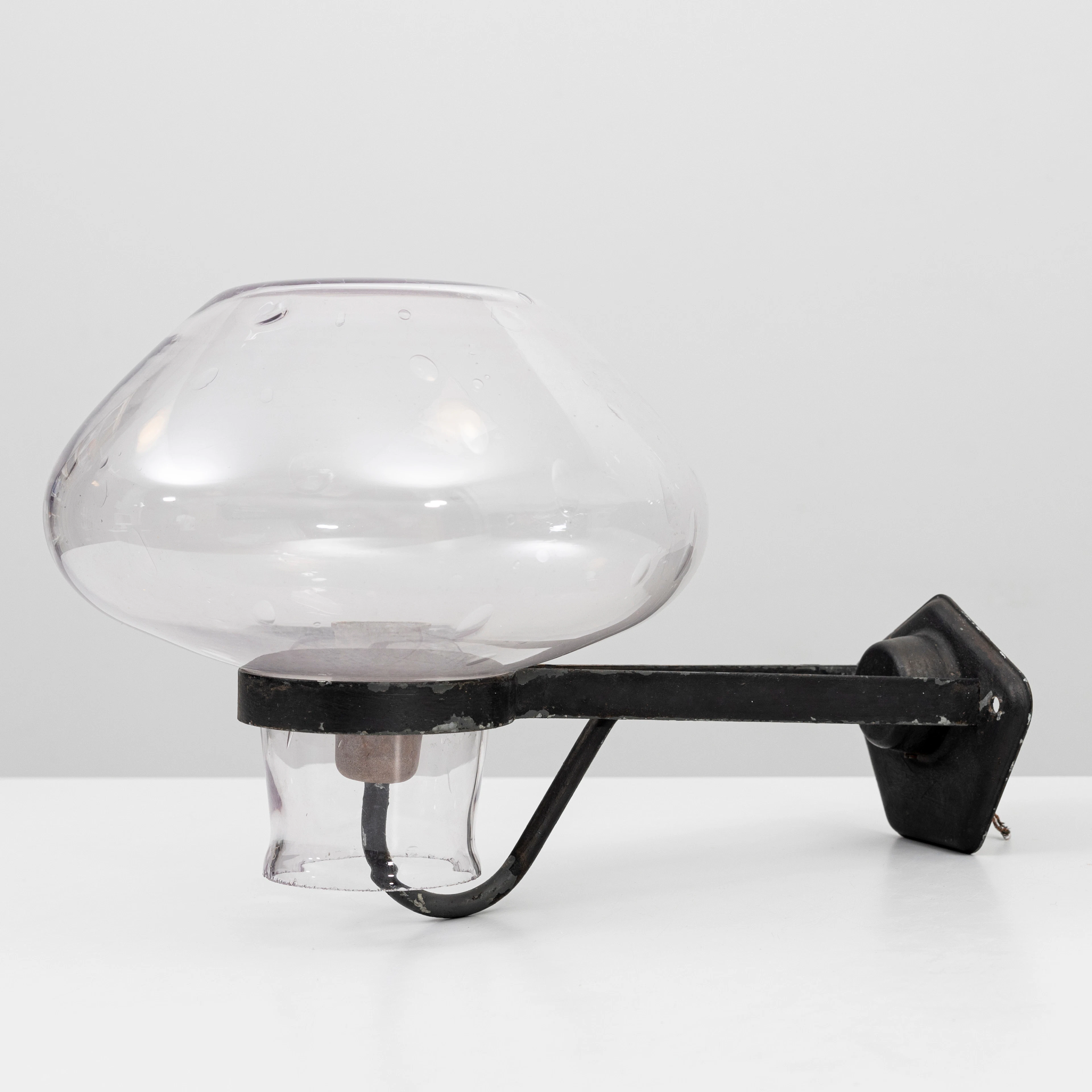 GUNNAR ASPLUND (1885-1940). Vägglampa för utomhusbruk, glas och bemålad