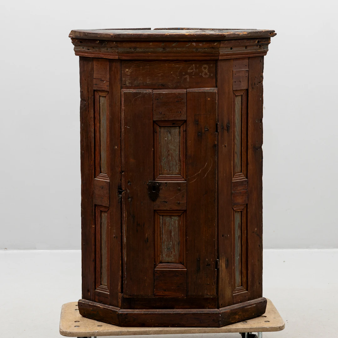 HÖRNSKÅP för vägg, allmoge, daterad 1748.