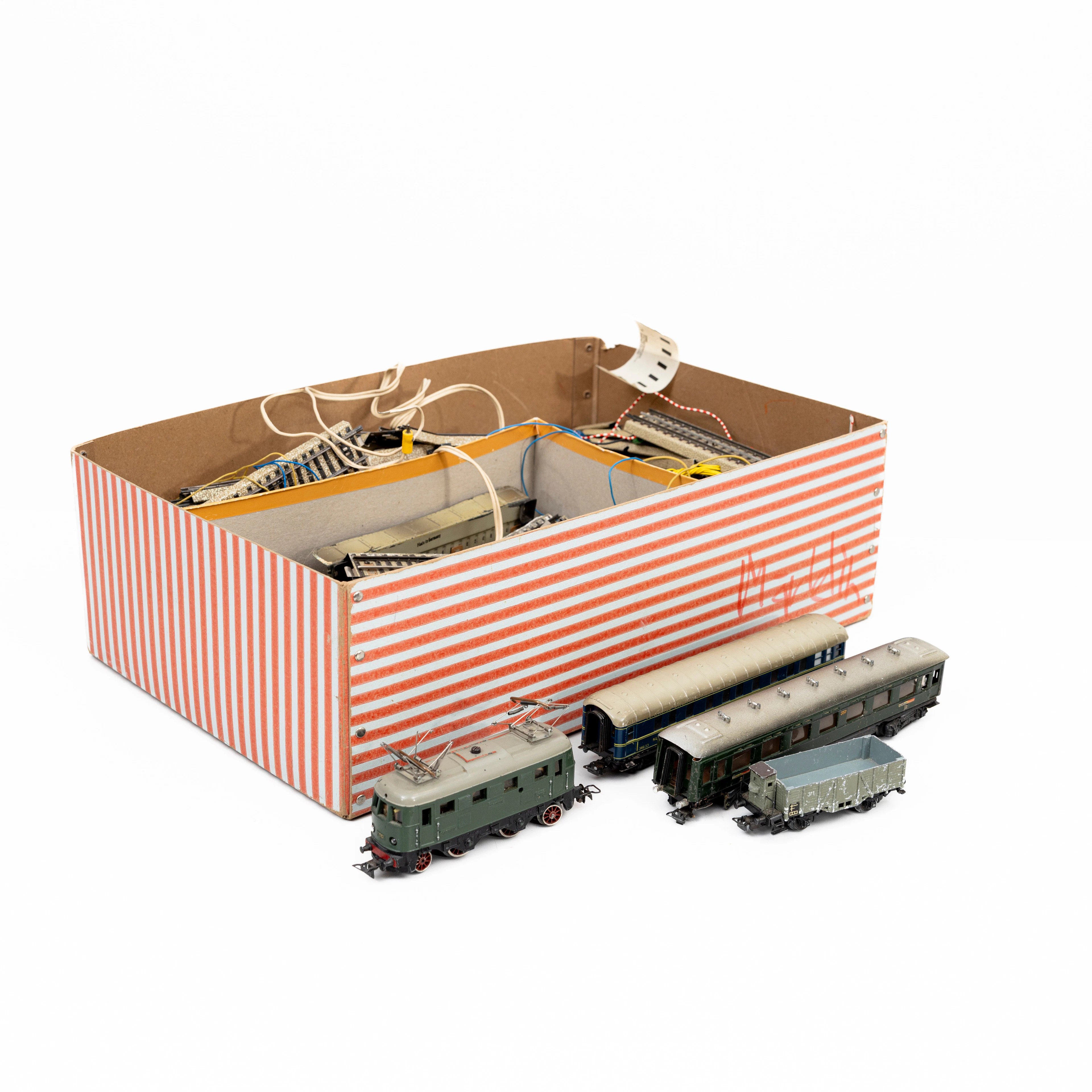MÄRKLIN, ES 800 elektrolok, 3 vagnar, räls och växlar.