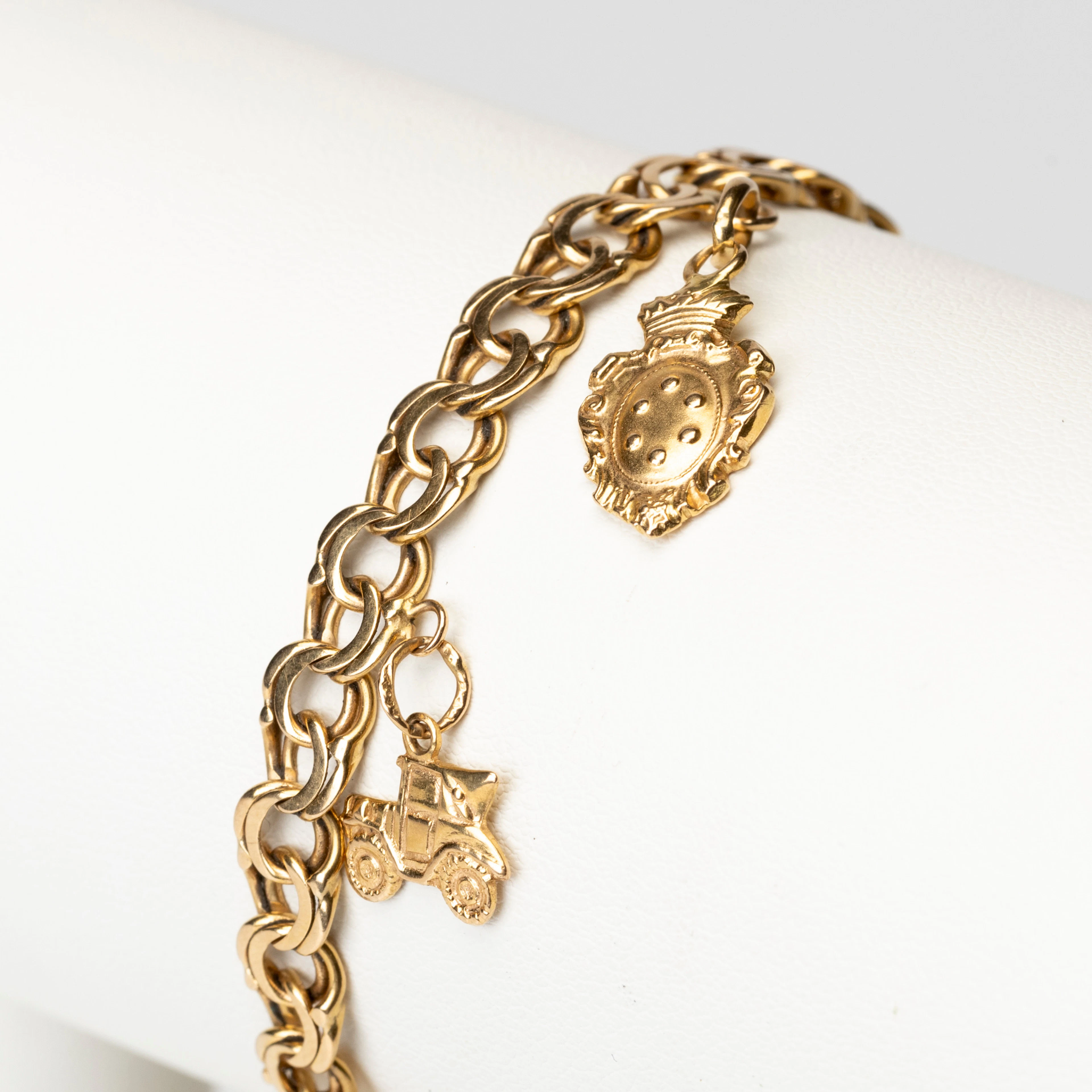 ARMBAND, guld, 18K, Bismarcklänk, med 6 berlocker, otydlig namnstämpel, 1960.