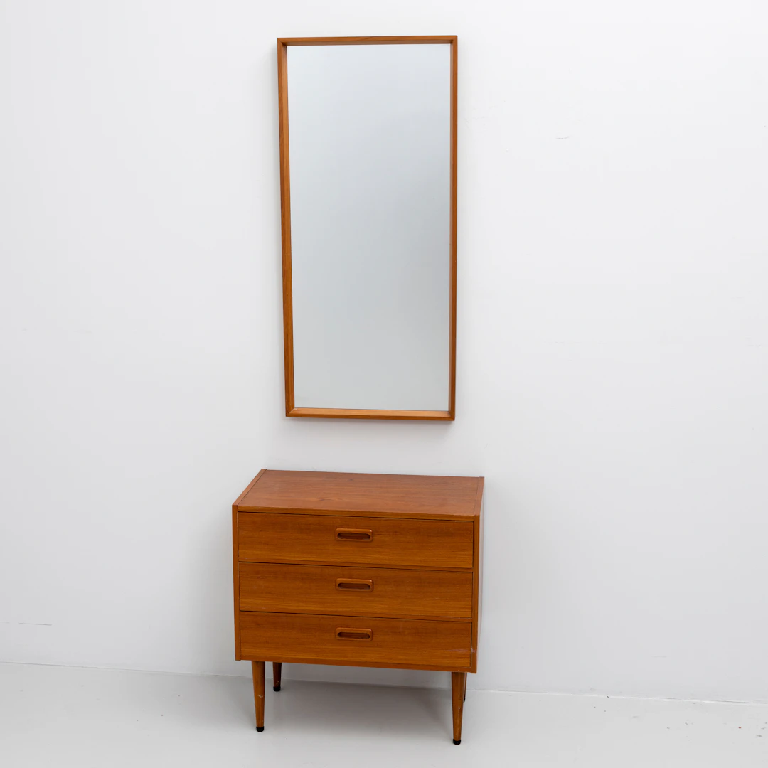 BYRÅ samt SPEGEL, teak, 1950/60-tal.