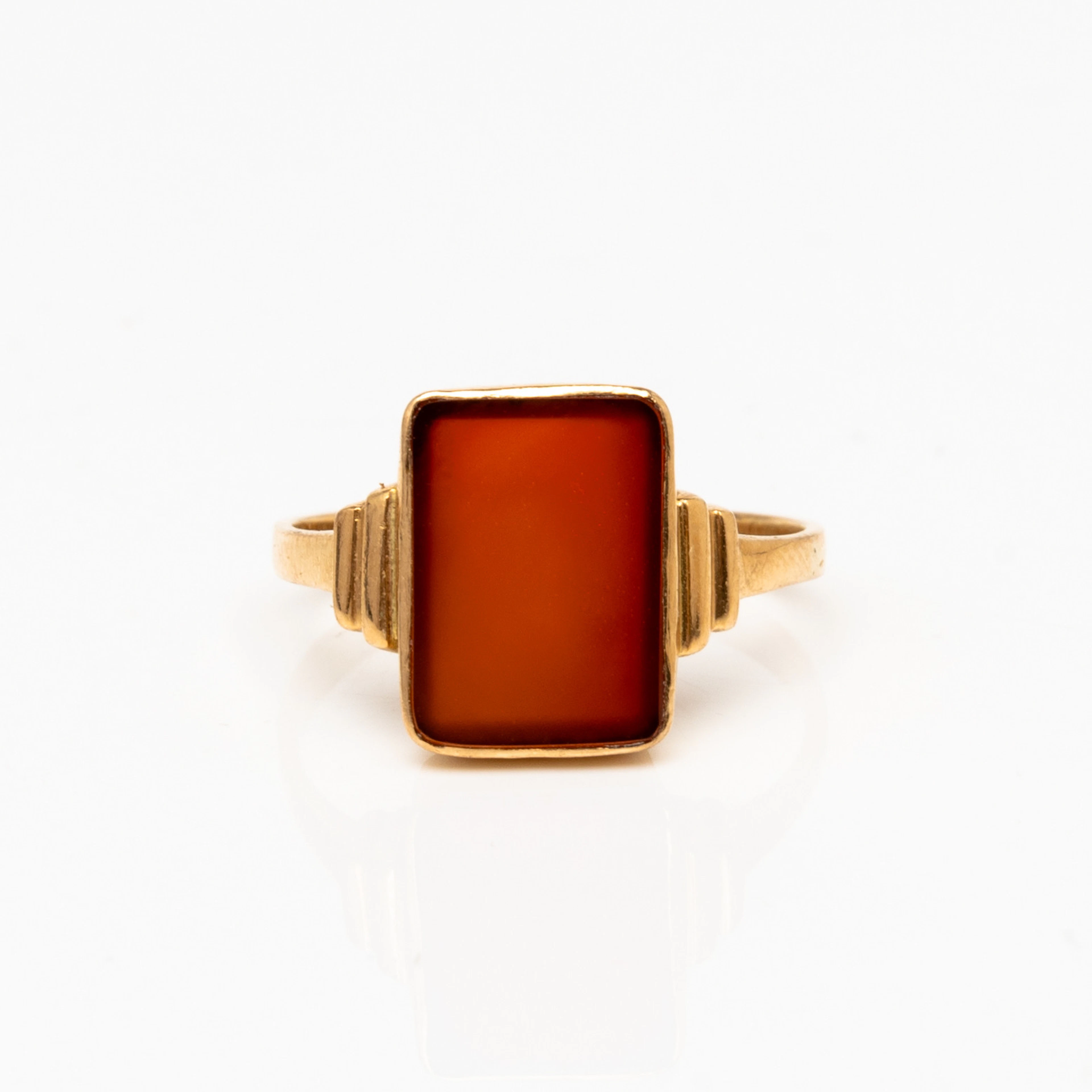 RING, 18K guld med karneol, saknar mästarstämpel, 1930-tal.
