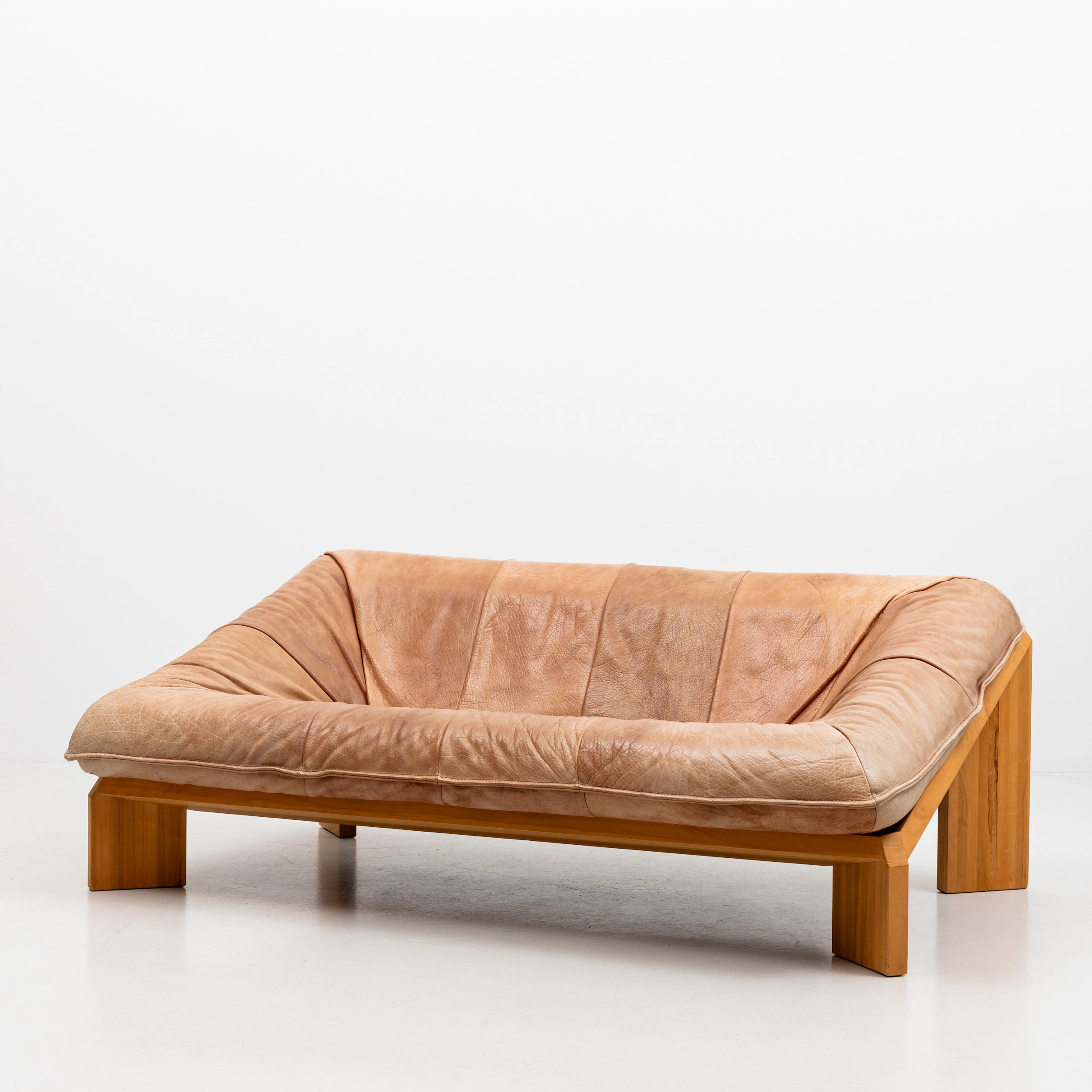 GERARD VAN DEN BERG. TILLSKRIVEN. Soffa "Oslo", Skinn och lövträ, 1970-tal.