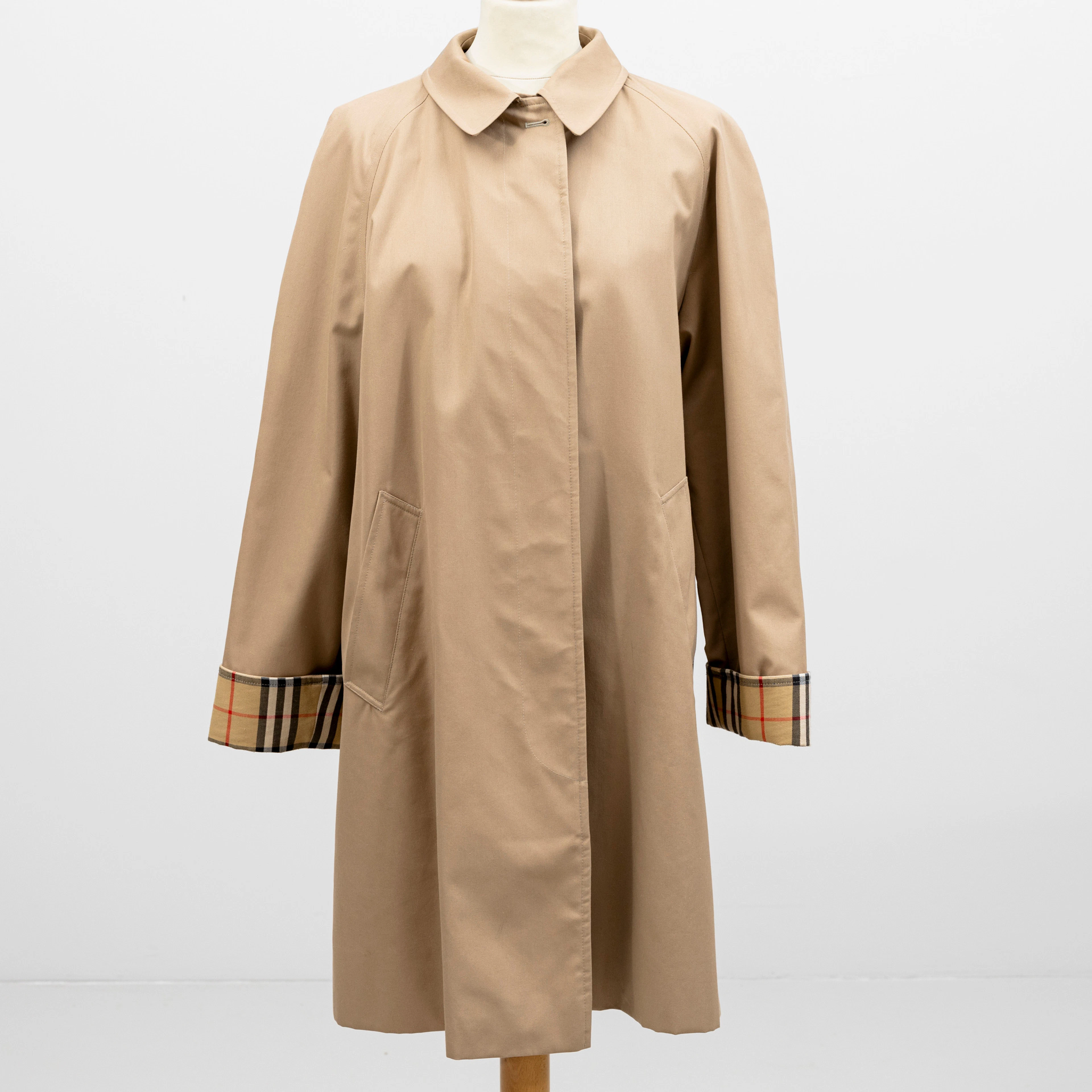 BURBERRY, trenchcoat, London.